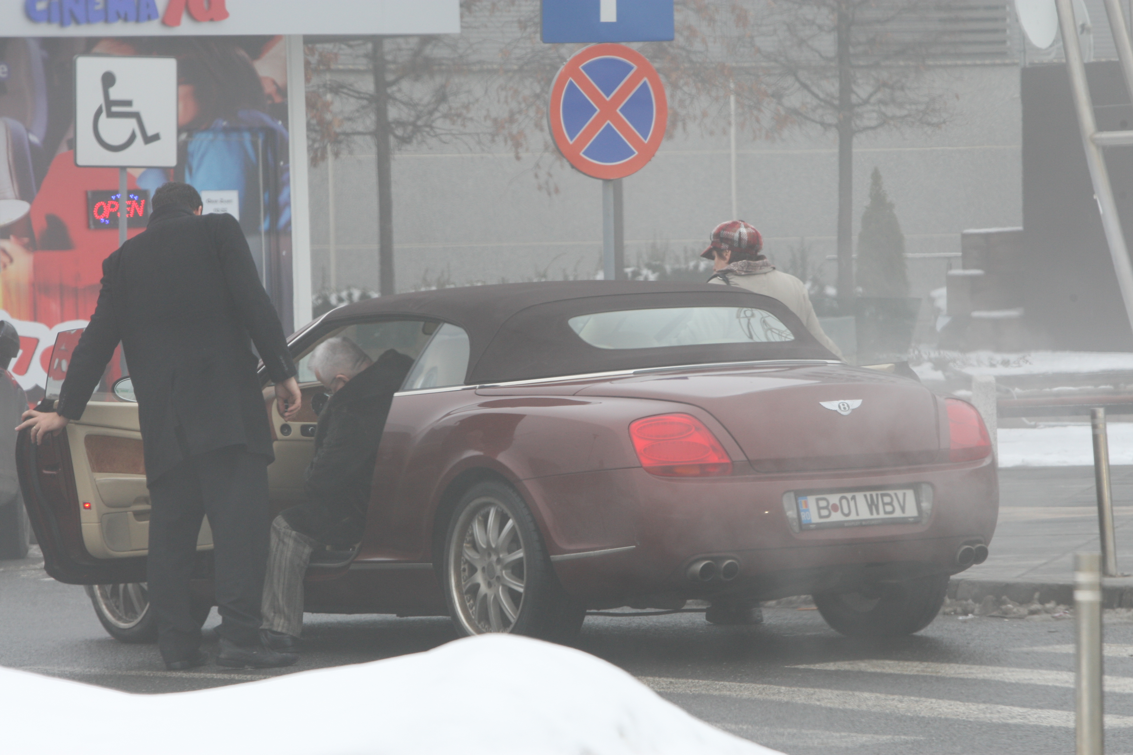 Soferul i-a si inchis portiera lui Irinel, in timp ce femeia s-a urcat singura pe locul din dreapta, fara nici un ajutor