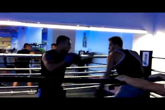 Artistul se antreneaza de cateva ori pe saptamana, ajutat de un boxer profesionist