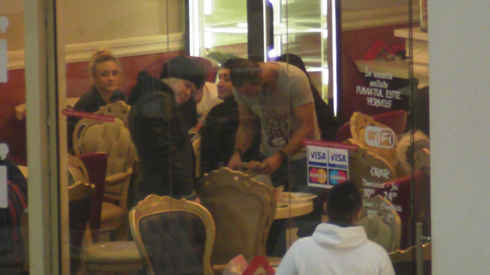 Deoarece a stat sa-si faca siesta, componentul trupei AlbNegru a ramas sa plateasca nota de plata