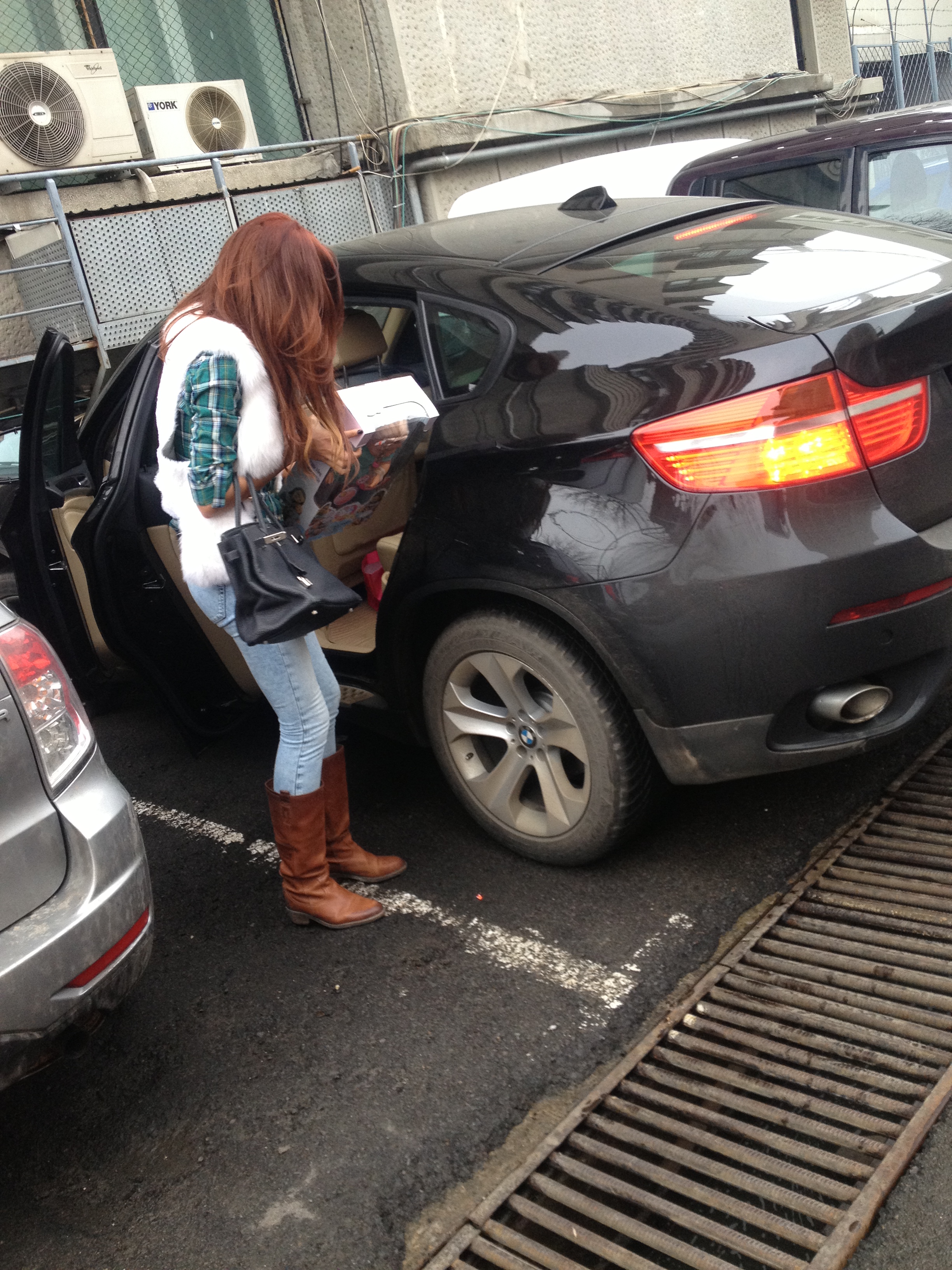 Bianca scoata papusa de pe bancheta din spate pentru a o duce in casa