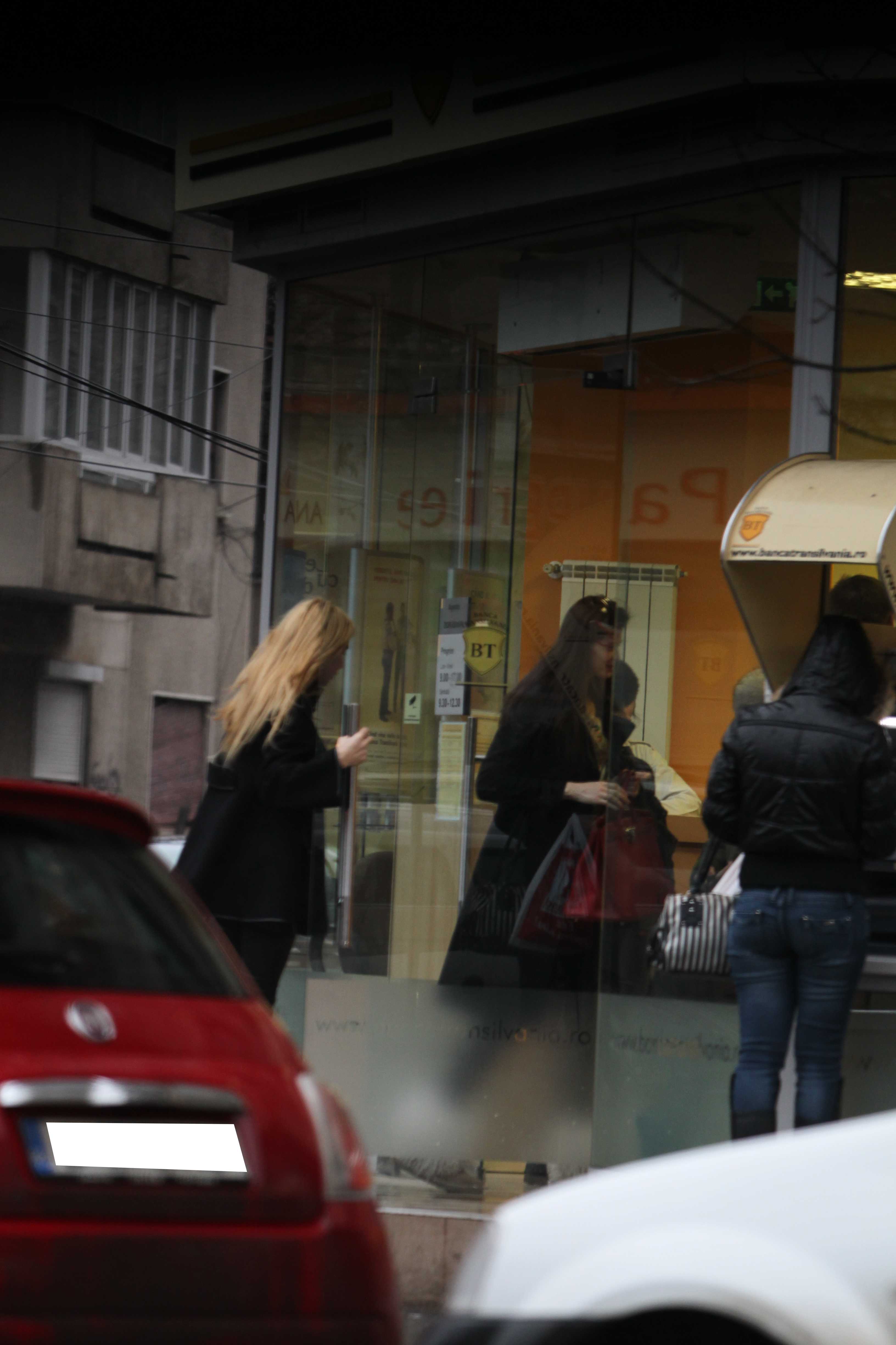 La cateva minute distanta, a intrat si ea, insotita de pietena ei, Diana