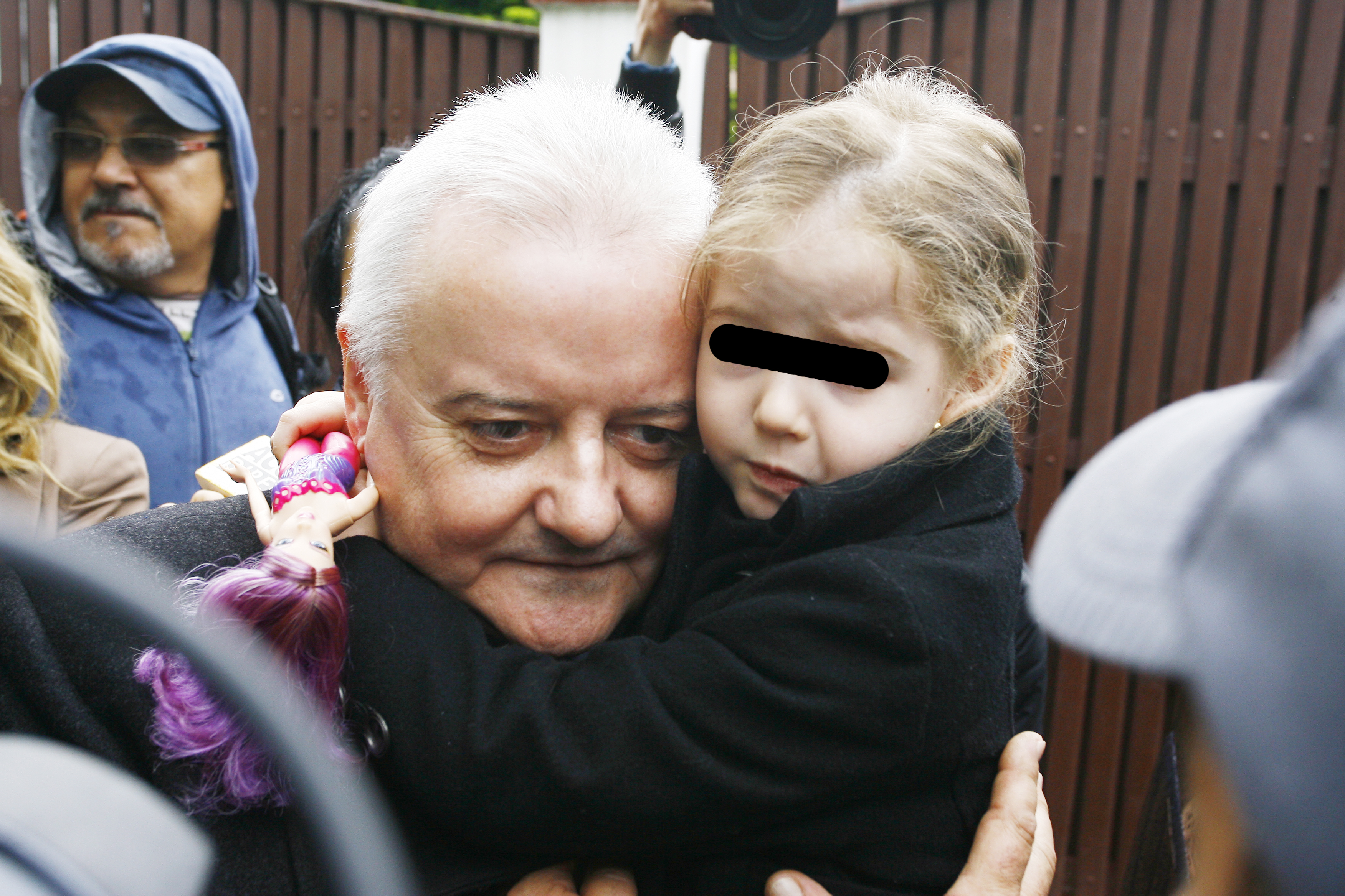 In timp ce Moni umbla prin oras, Irina era cu tatal ei la Izvorani