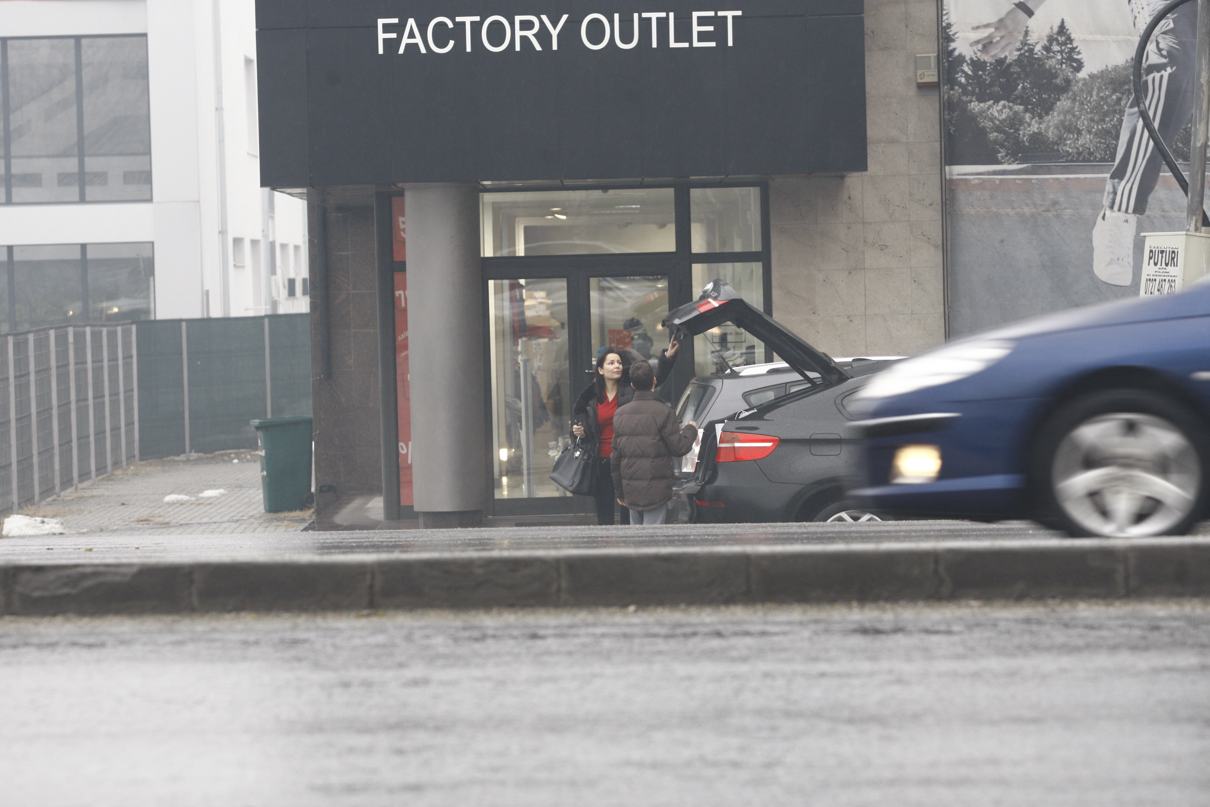 Iubita lui Ilie Nastase a ales sa faca cumparaturi dintr-un magazin cu haine la pret de fabrica