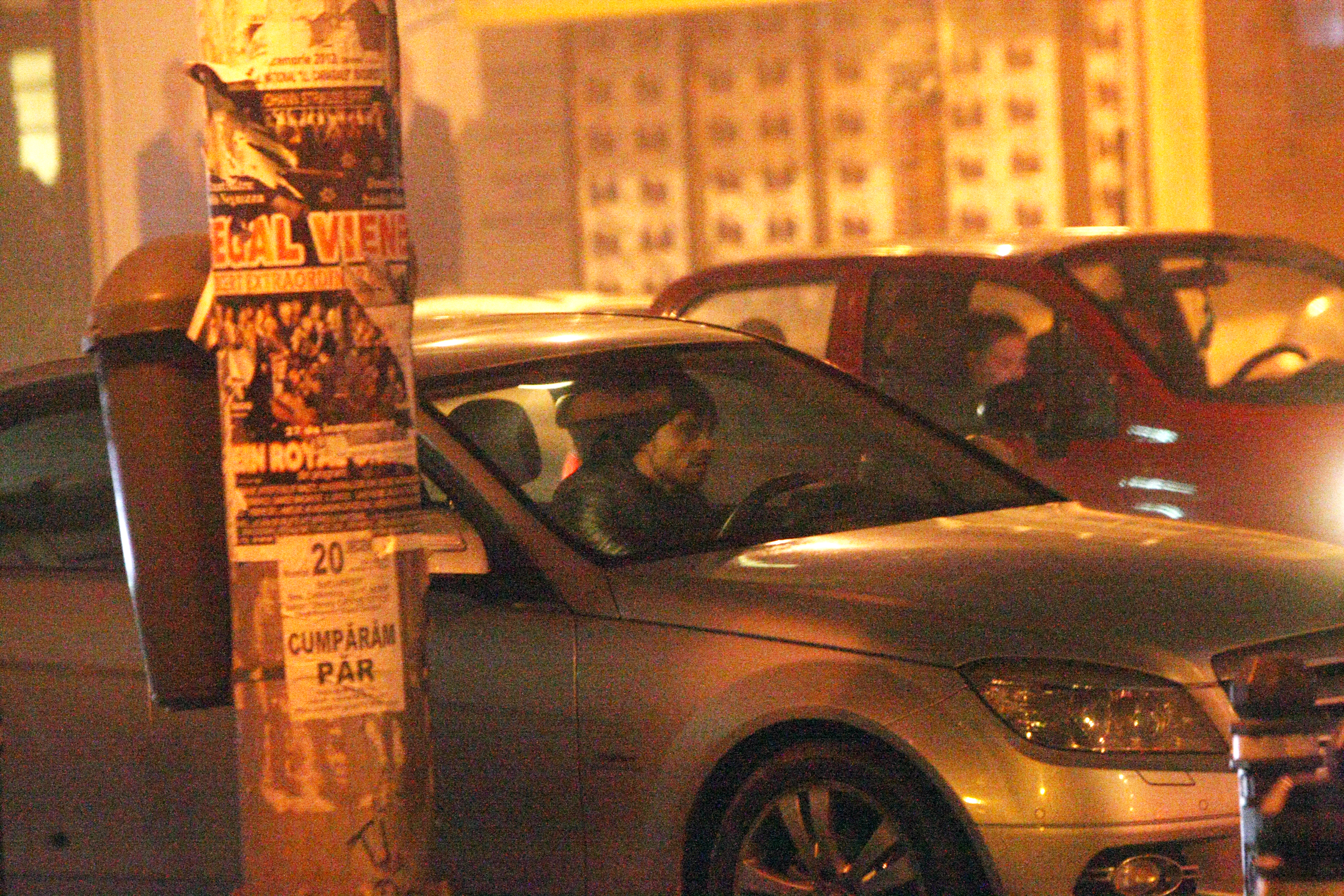 Atat antrenorul cat si prezentatoarea TV urca in masinile personale si demareaza spre casa