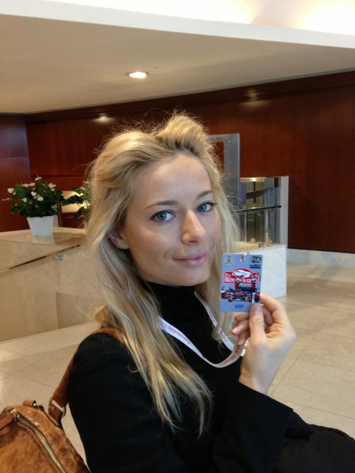 Laura Cosoi şi-a cam speriat fanii! Vezi ce imagine cu ea a postat pe reţelele de socializare de a băgat panica în utilizatori!