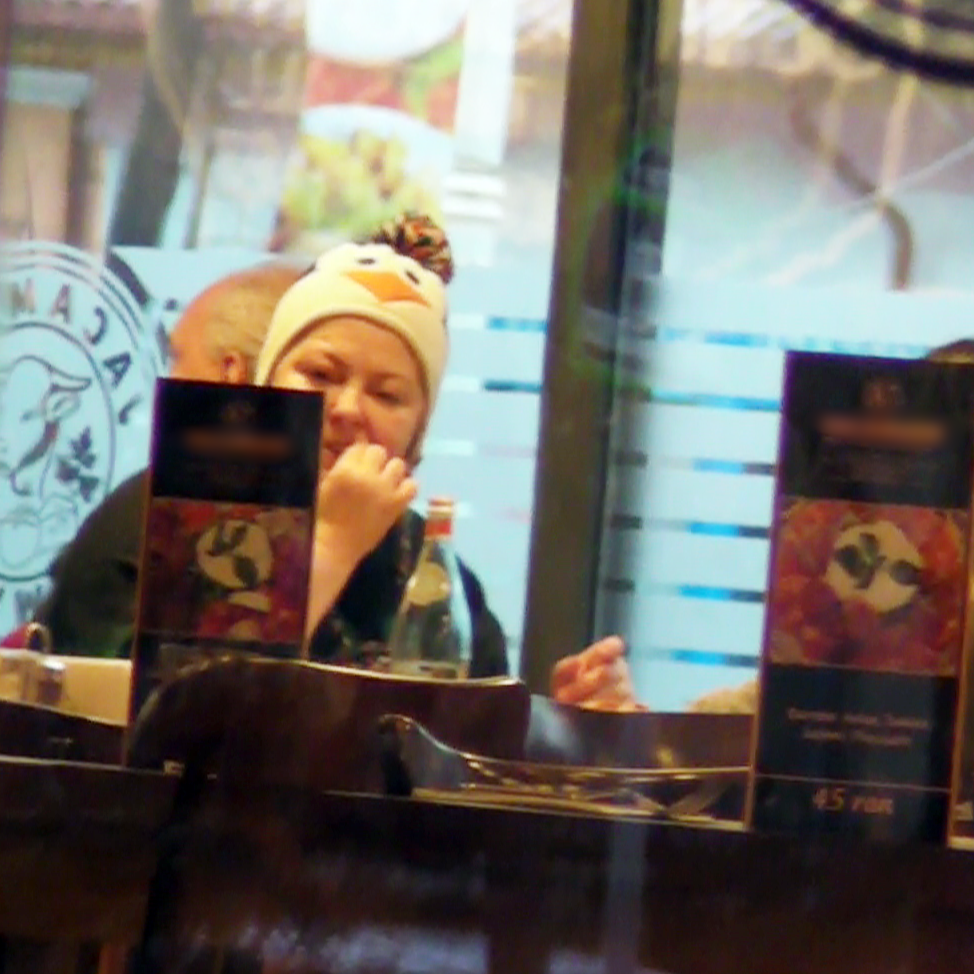 Ajunsa la restaurant, Rita a comandat de mancare si a infulecat cu o pofta molipsitoare