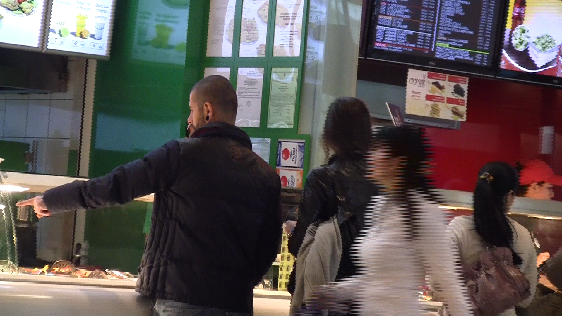 Dupa cumparaturi, cei doi logodnici merg la un fast-food