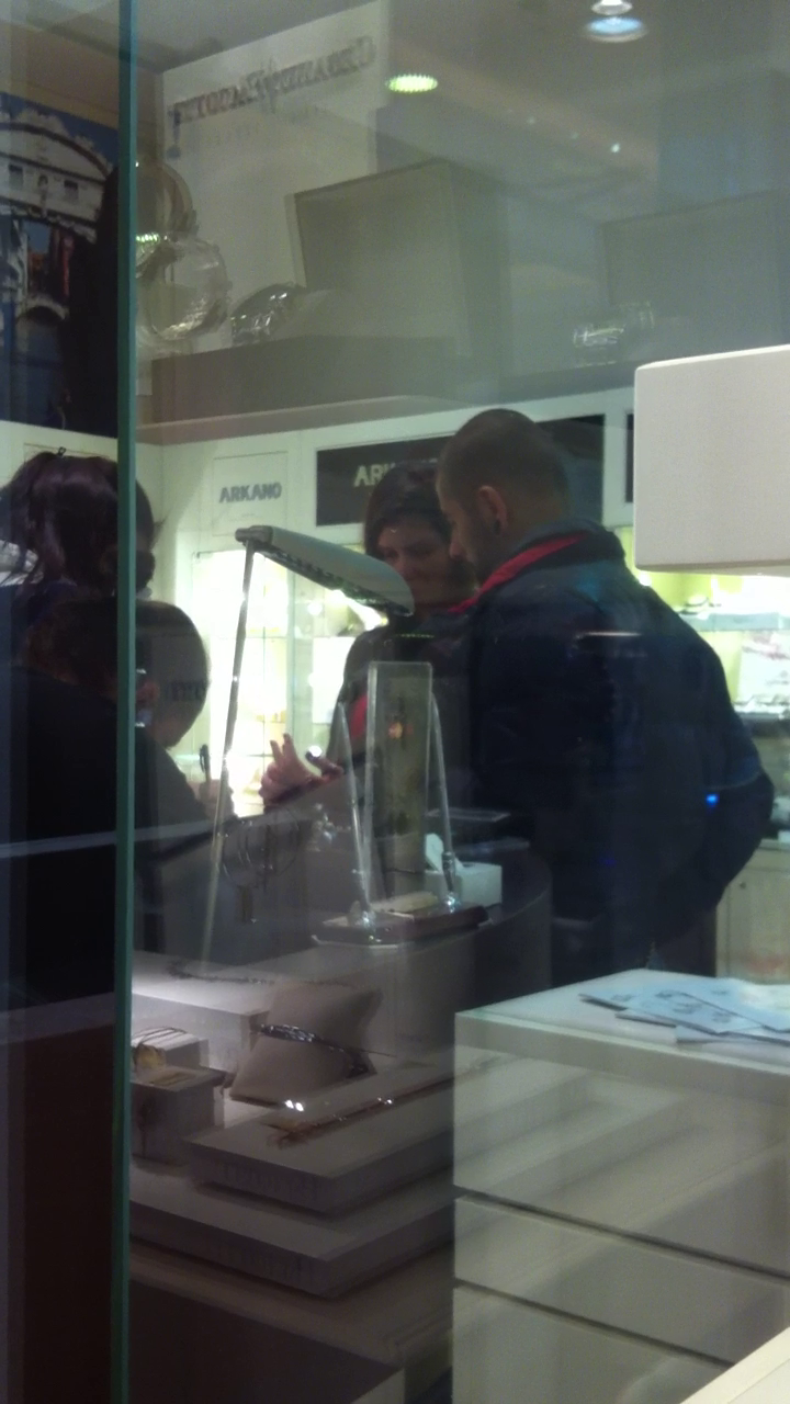 Manechinul ii arata logodnicului ei cum ii vine inelul