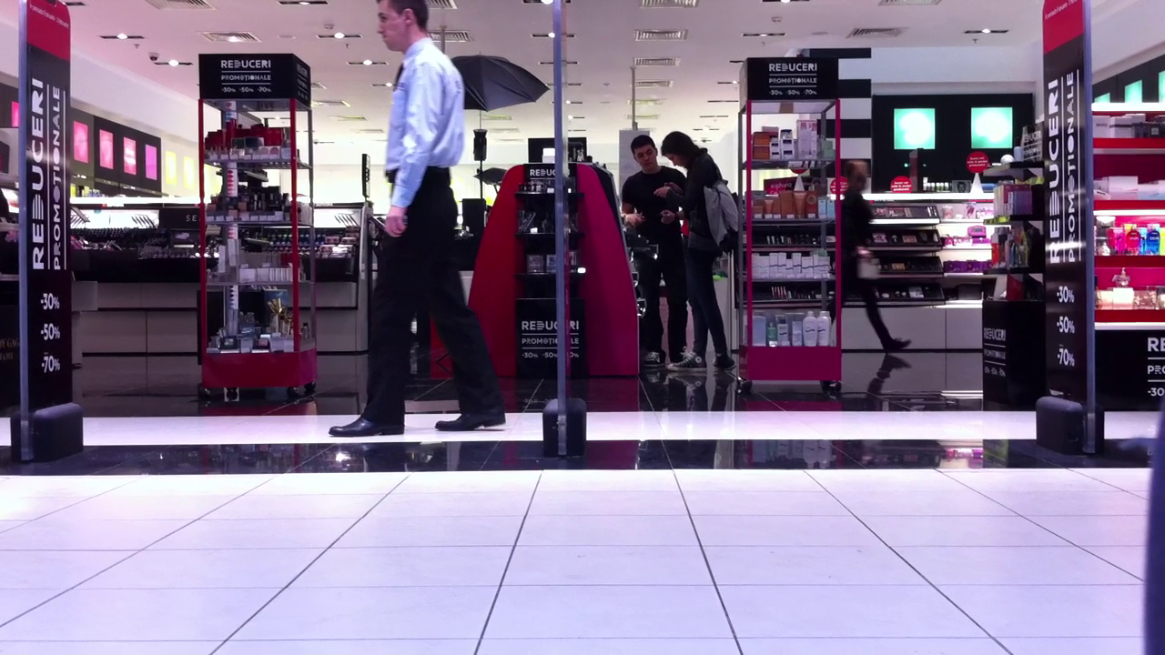 Dupa ce si-a cumparat inel, Delia se duce glont in magazinul alaturat sa-si aleaga cosmetice