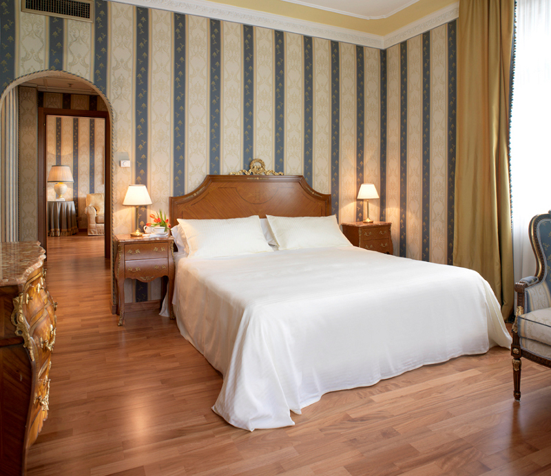 Amorezii s-au bucurat din plin de patul urias din apartamentul pentru care au platit aproape 350 de euro pe noapte
