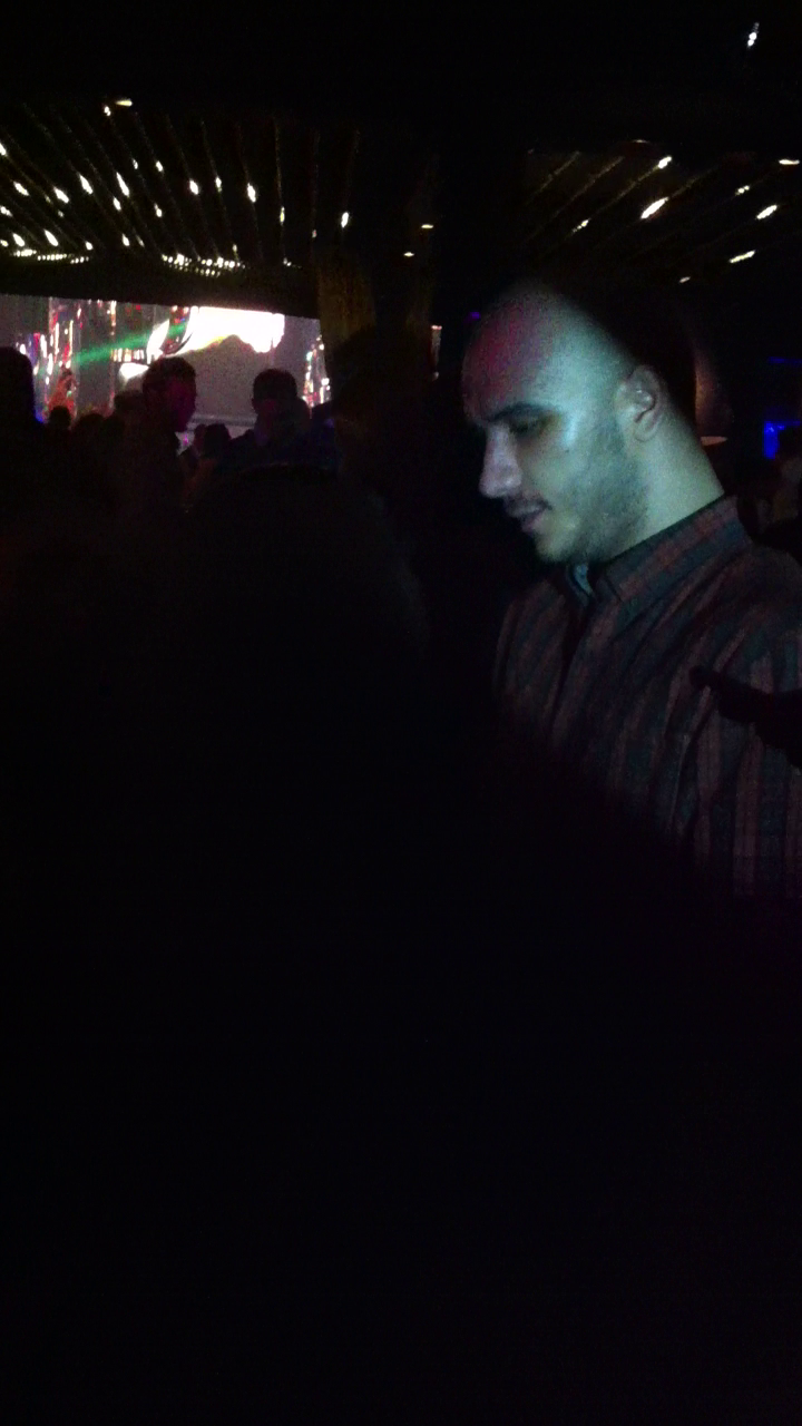 Artistul face schimb de numere de telefon cu fiecare tanara care ii cere asta