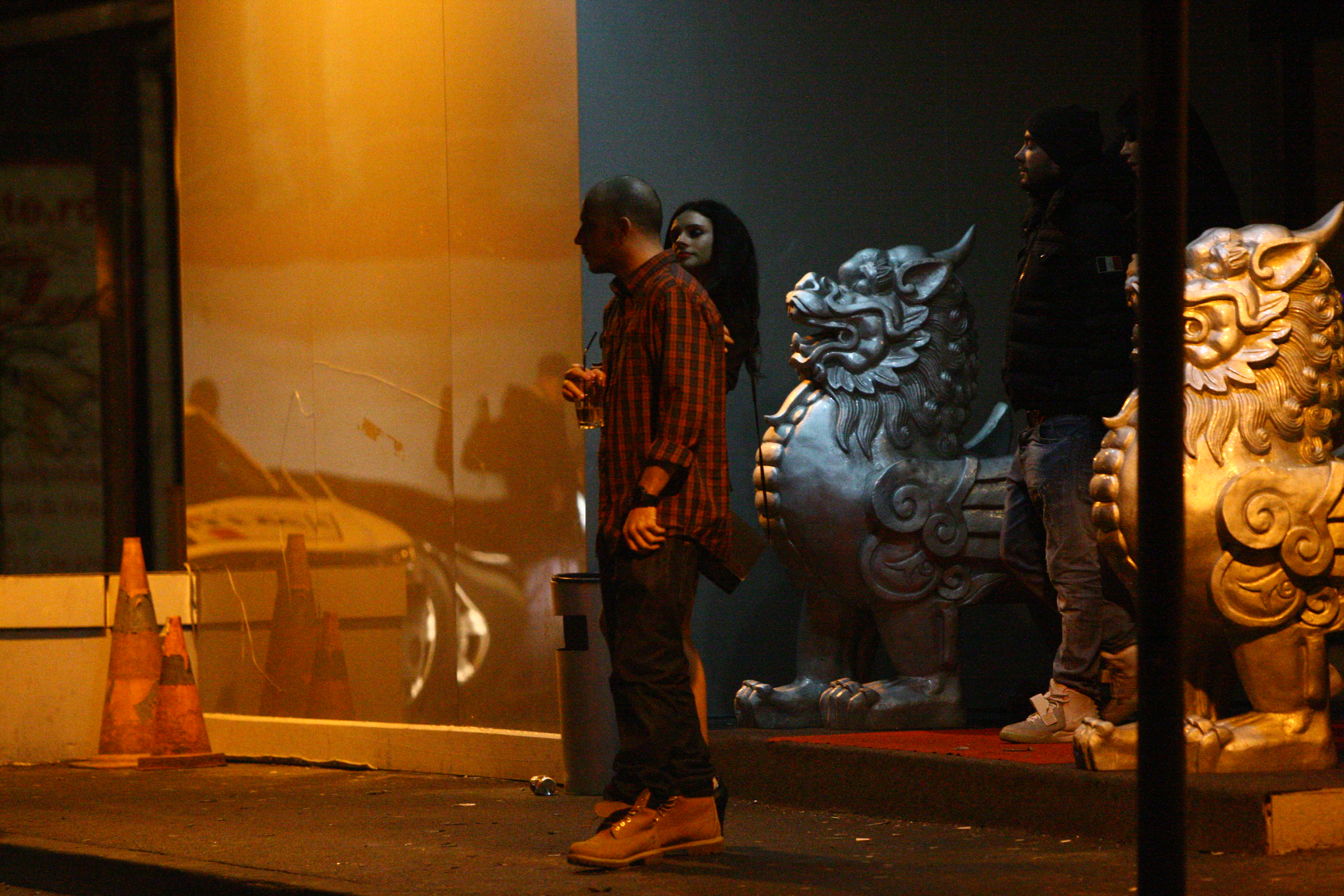 Cantaretul nu pleaca singur spre casa ci insotit de una dintre admiratoare