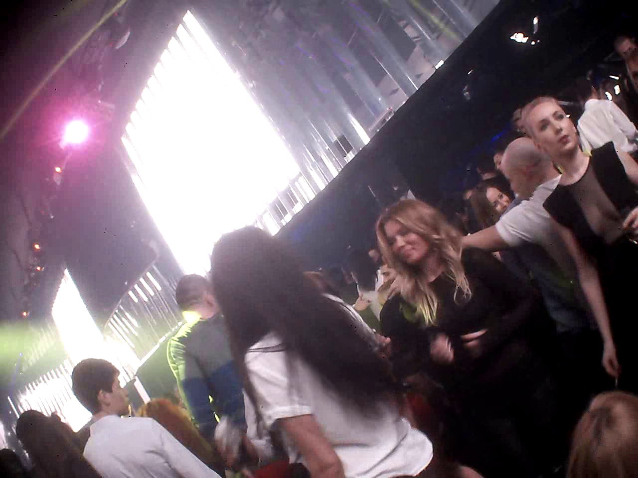 Blonda s-a distrat intreaga seara in compania prietenelor sale