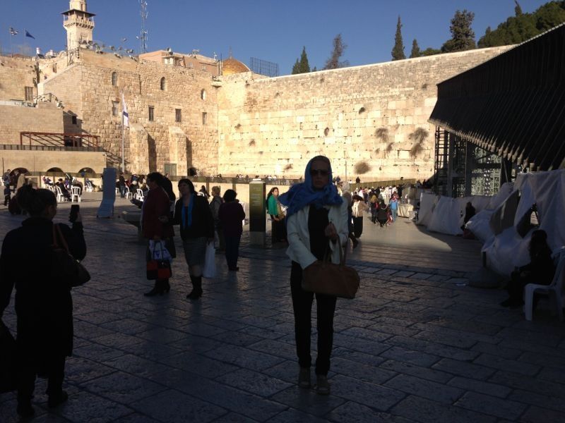 Fetele au mers sa se roage la Zidul Plangerii din Ierusalim