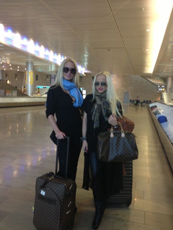 Vica si Anda s-au intalnit vineri in aeroportul Henri Coanda, inainte de a se imbarca in cursa de Tel Aviv