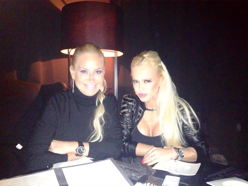 Anda nu s-a sfiit sa-si expuna noul decolteu in preumblarile ei prin Israel