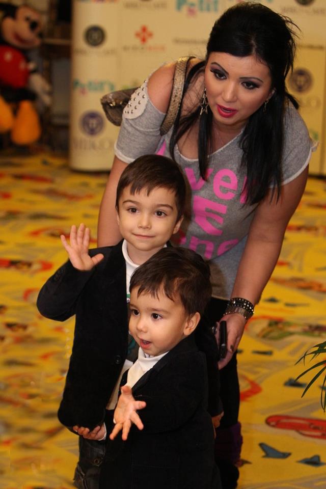 Adriana Bahmuteanu are doi baietei cu Silviu Prigoana, Maximus (5 ani) si Eduard (2 ani).
