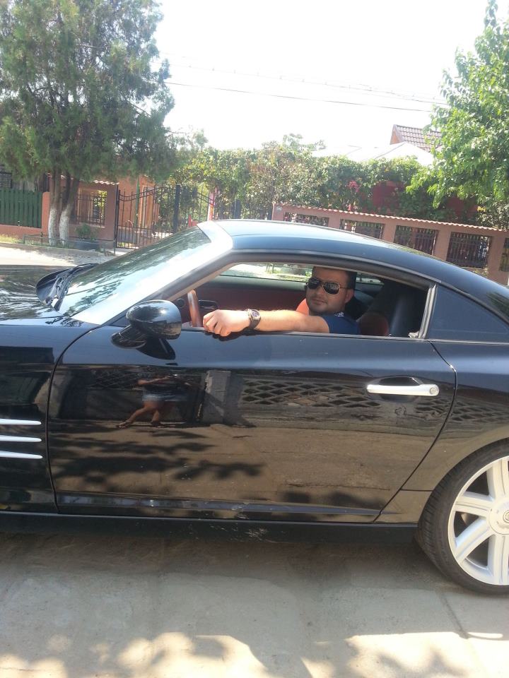 Daniel este om de afaceri si conduce un Porche