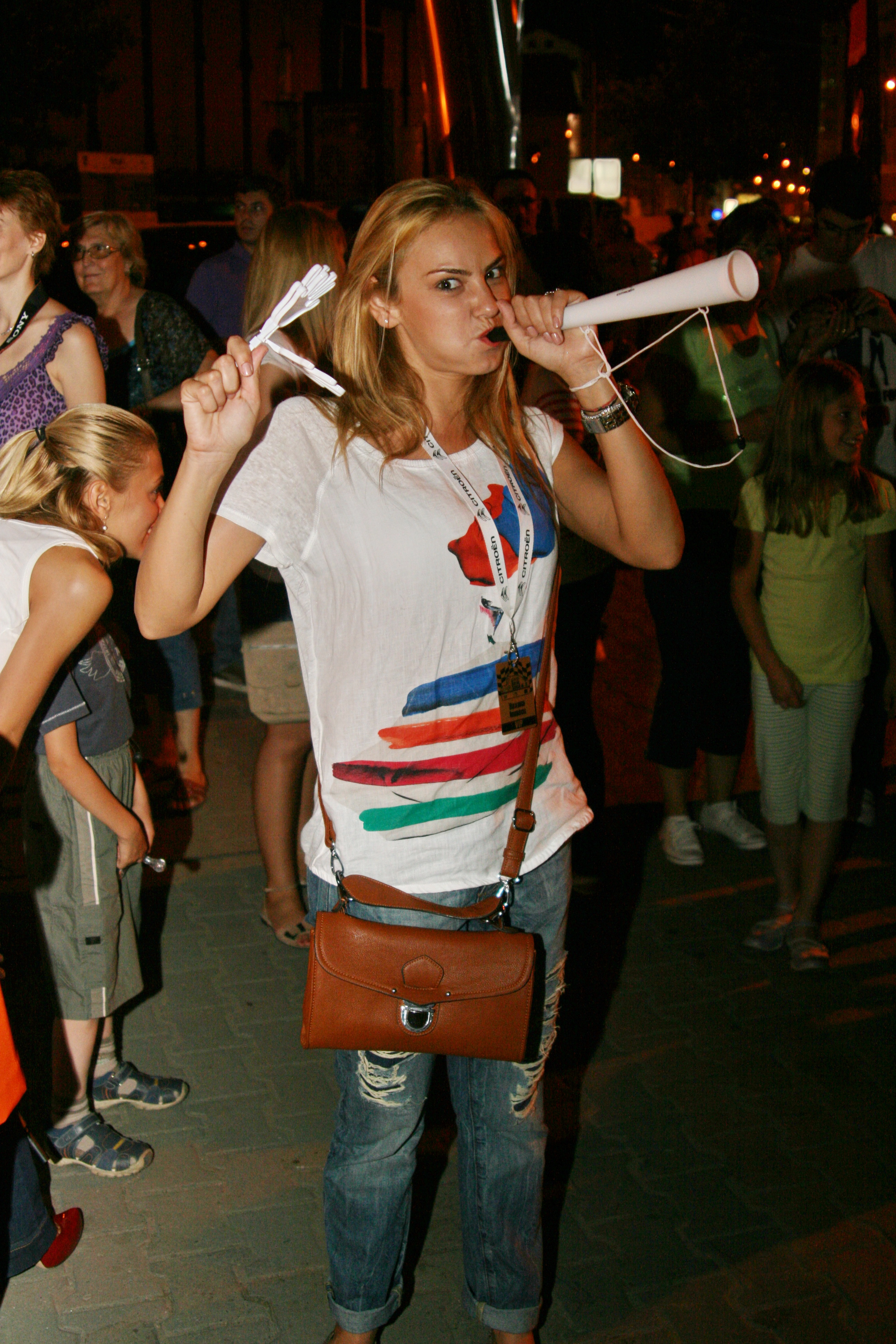 Roxana a rasuflat usurata dupa ce a dat nas in nas cu sotul ei. Dupa divort, era previzibil ca se va intampla si acest lucru