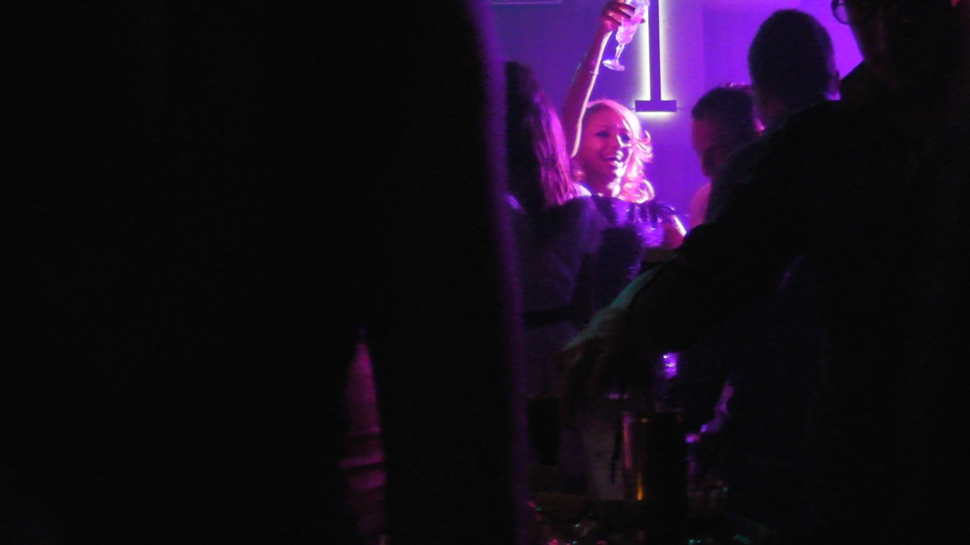 Laurentiu si iubita lui nu au dat nici ei semne ca sunt deranjati de prezenta Roxanei in club