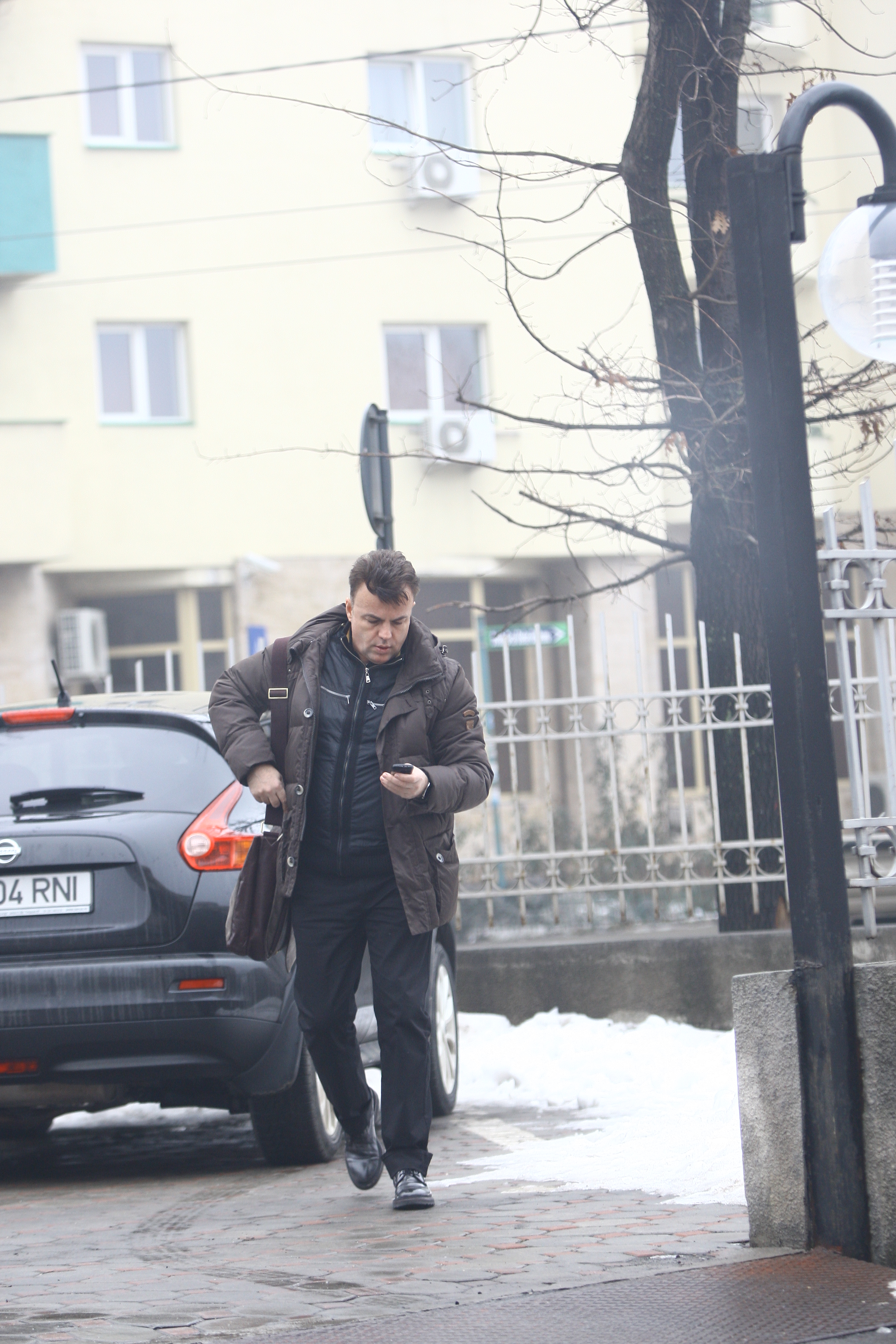 Inainte de a intra, artistul isi verifica telefonul