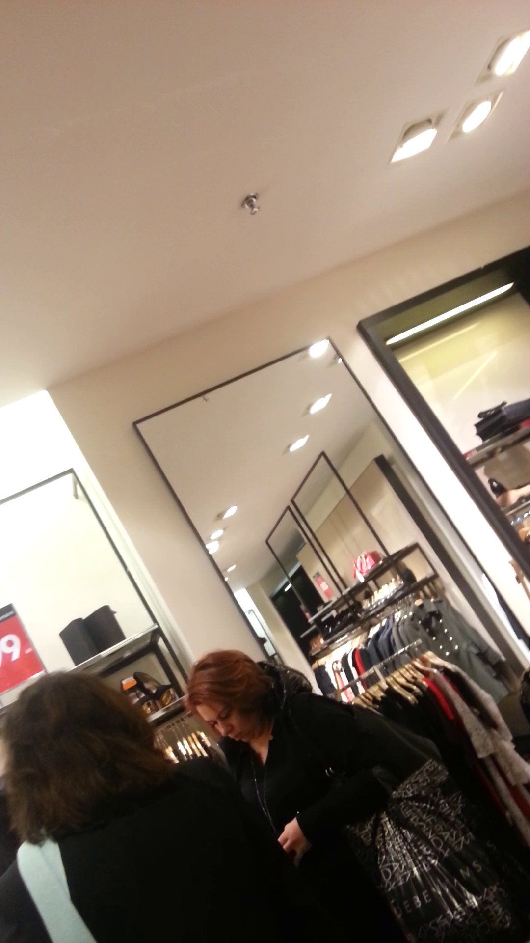 Oana Roman isi pune sacosa pe brat ca sa-si elibereze ambele maini