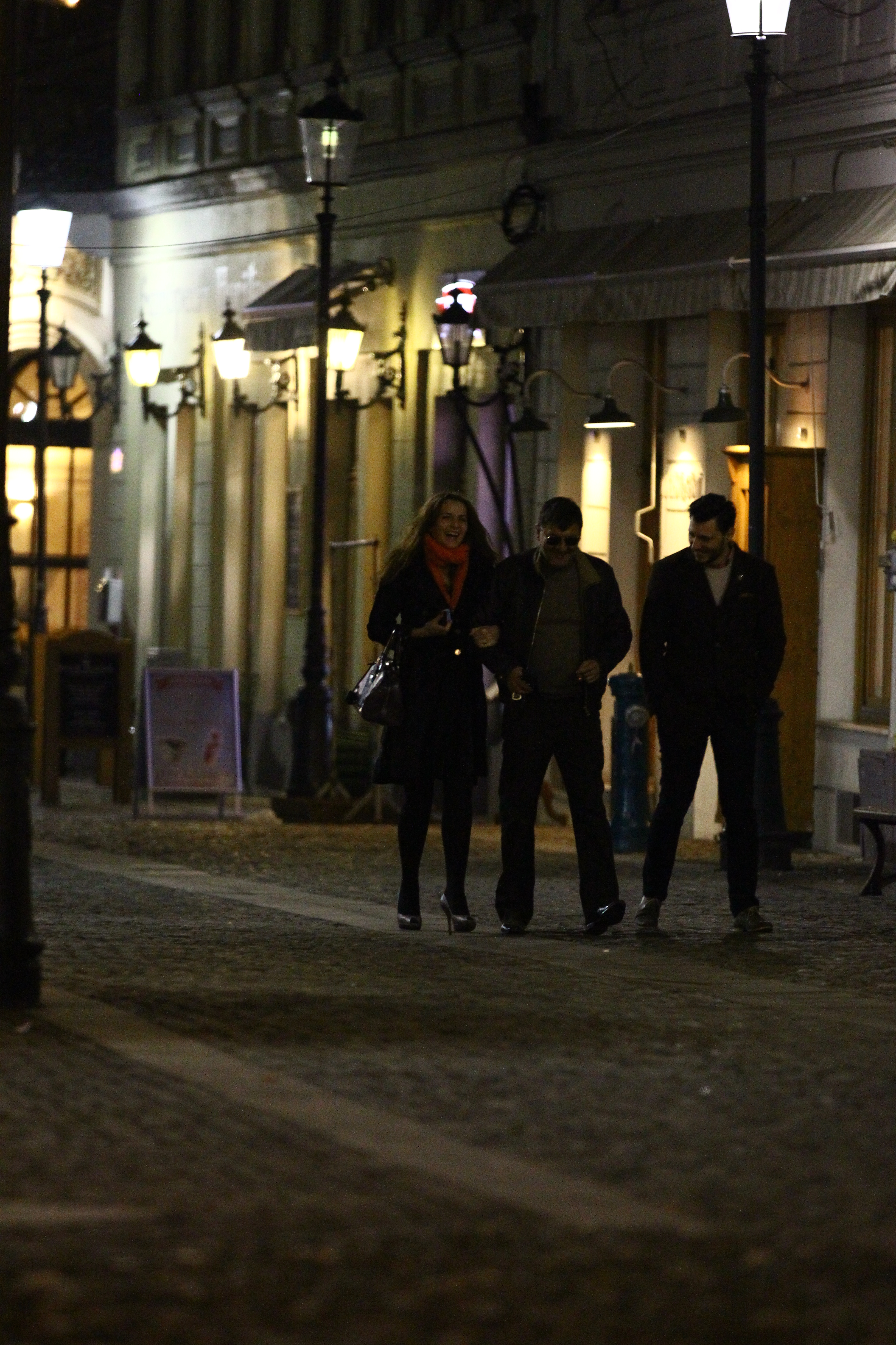 La scurt timp dupa Oana, din local au iesit Nicorescu si Roxana Nicolae, prietena Oanei Lis