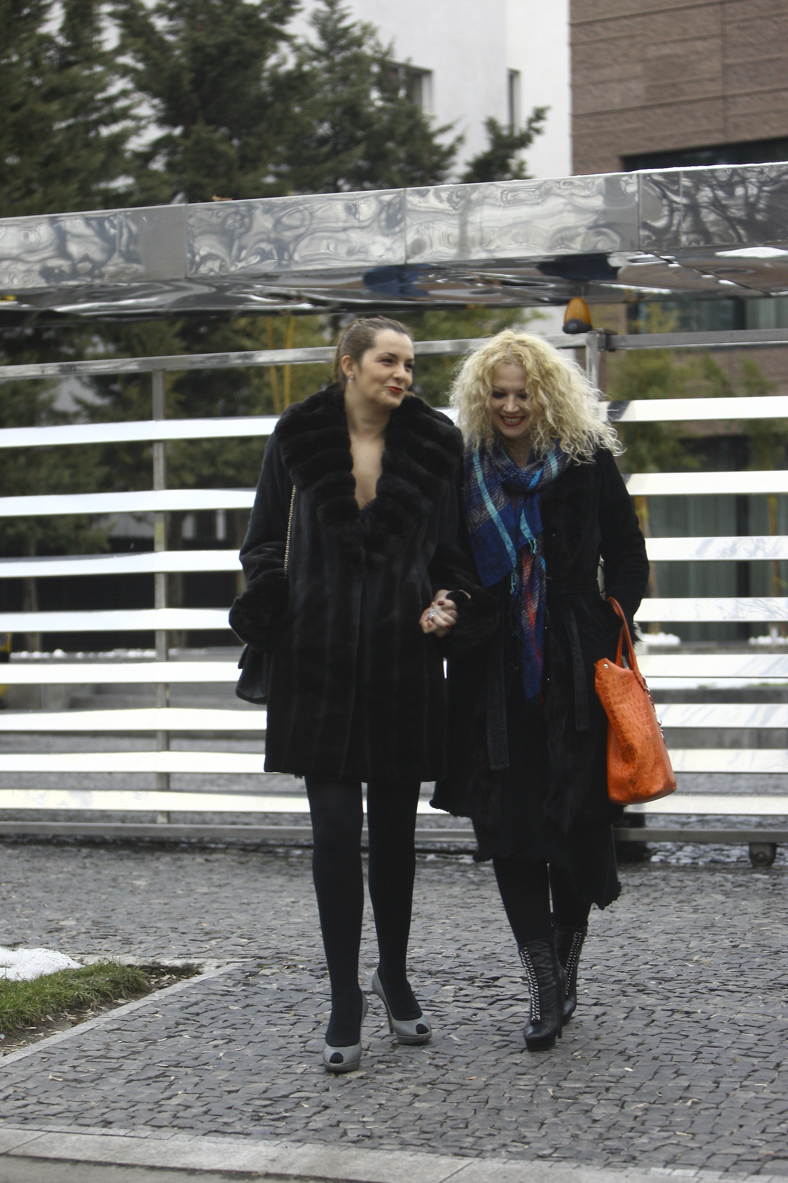 Ca o adevarata doamna a casei, Roxana si-a condus prietena la masina