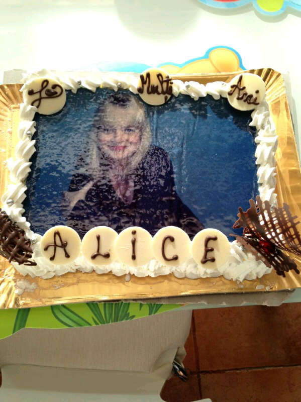 Primul cadou primit a fost un tort, imprimat cu o fotografie cu Alice de la botezul Minei