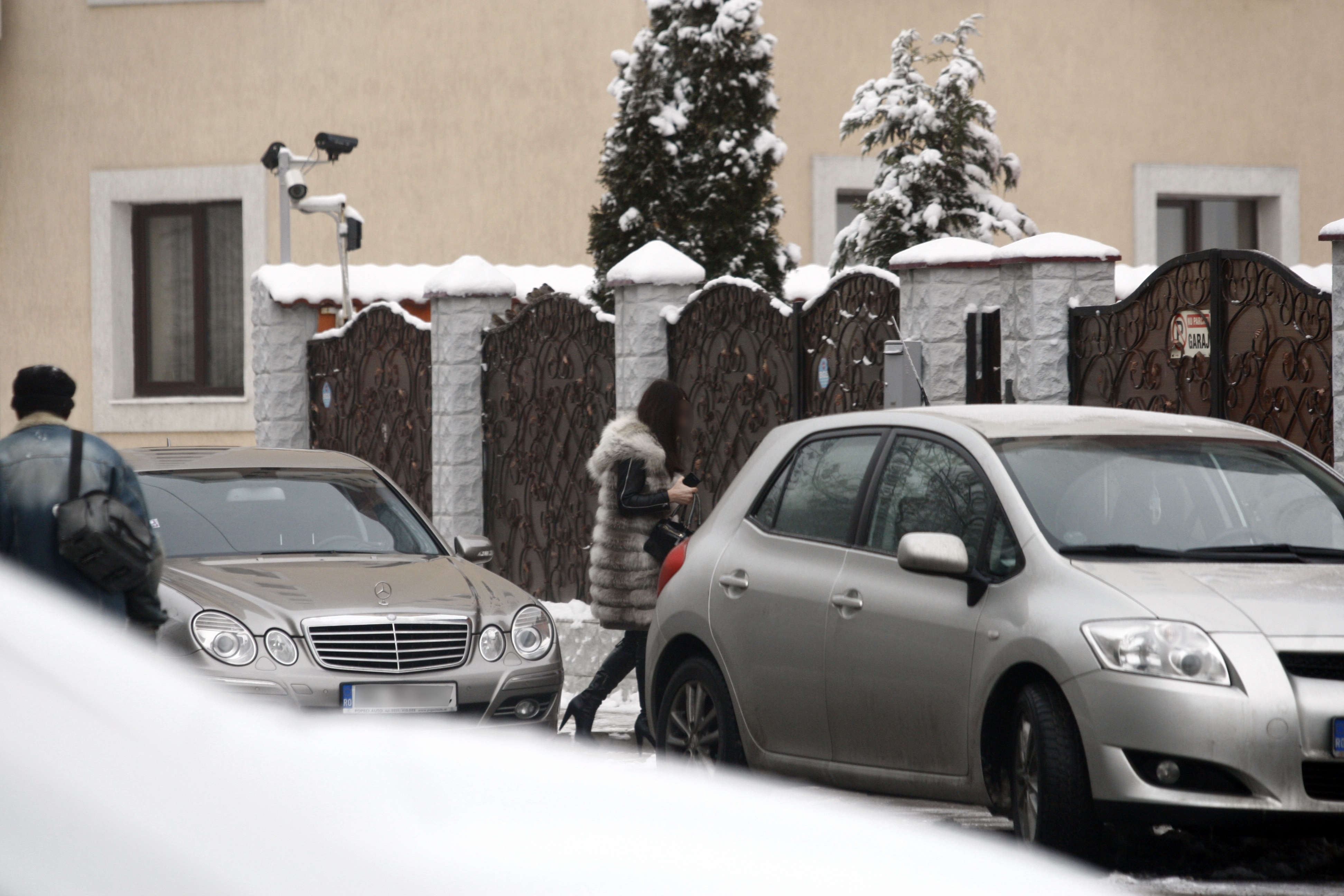 O bruneta pare a fi foarte apropiata de mama lui Florin Salam