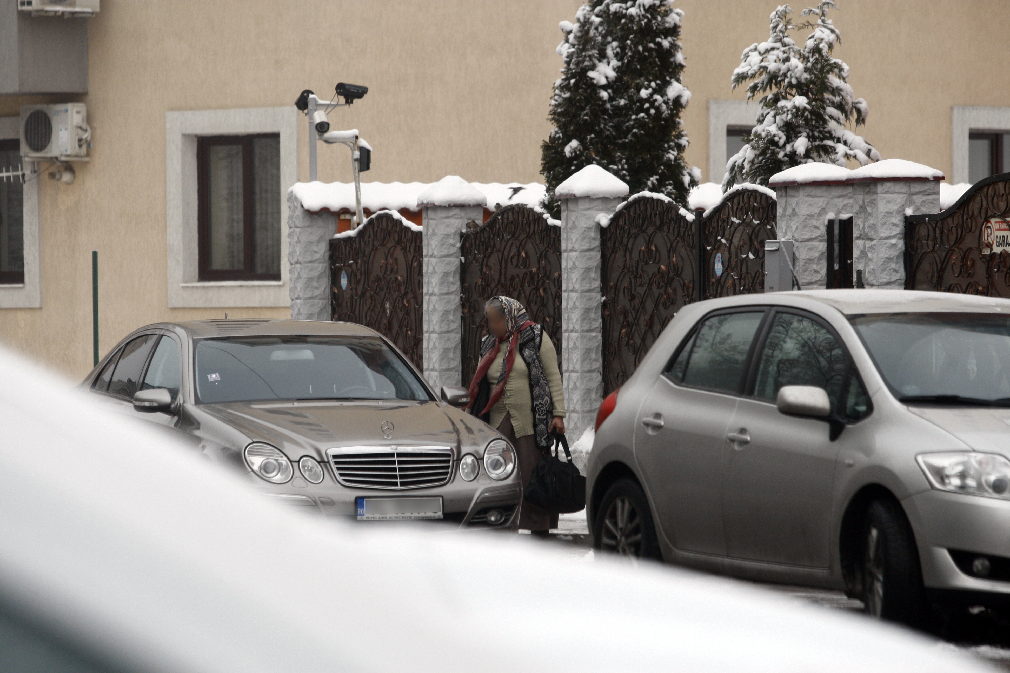 O bruneta pare a fi foarte apropiata de mama lui Florin Salam