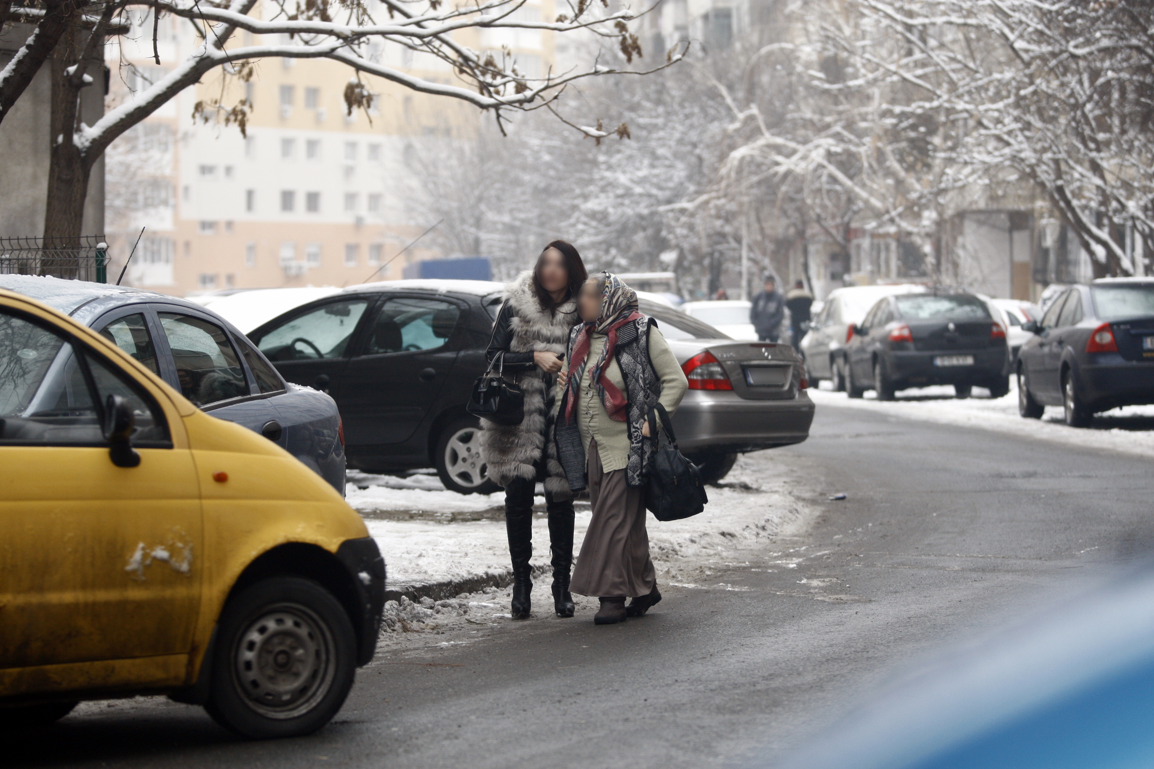 O bruneta pare a fi foarte apropiata de mama lui Florin Salam