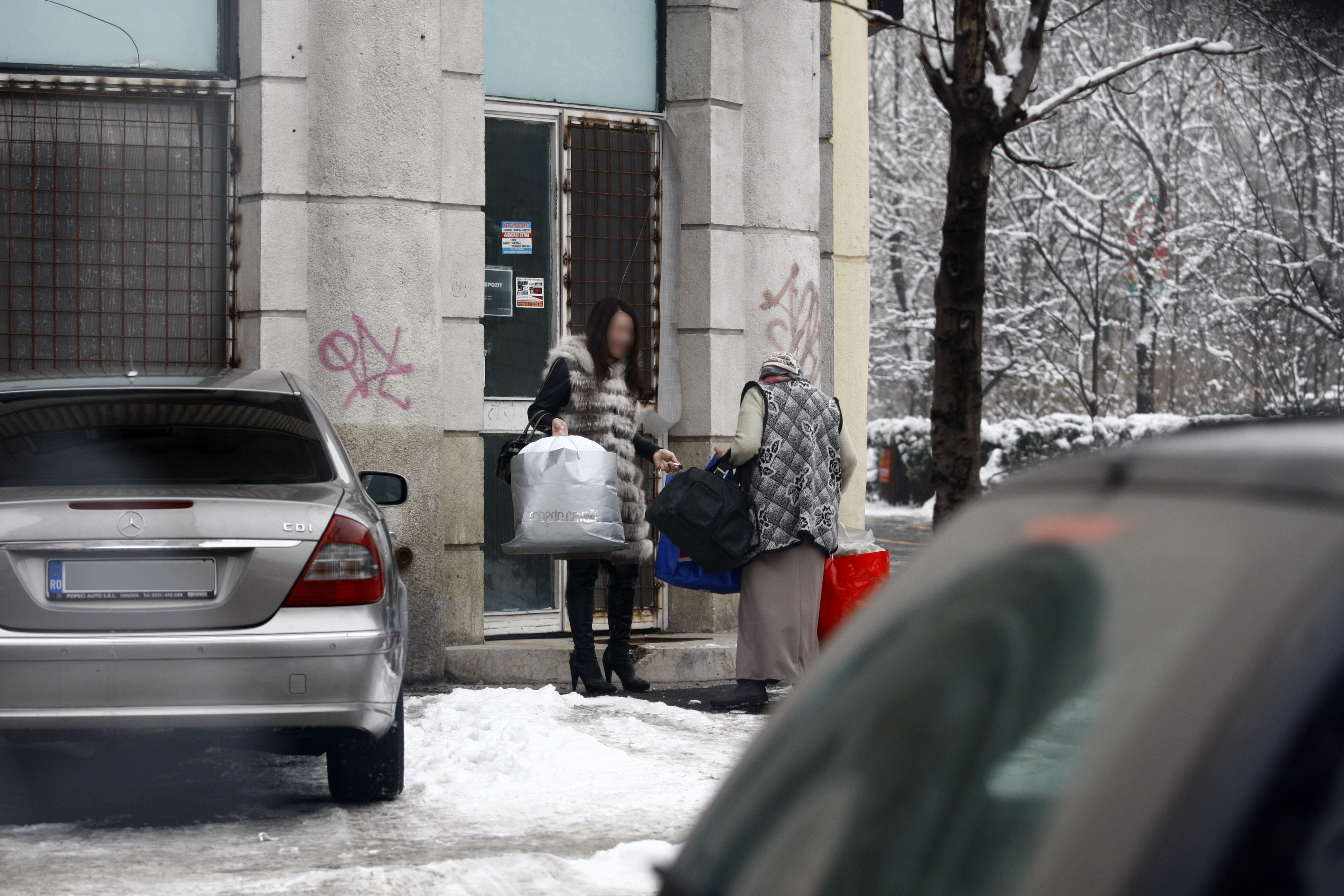 O bruneta pare a fi foarte apropiata de mama lui Florin Salam