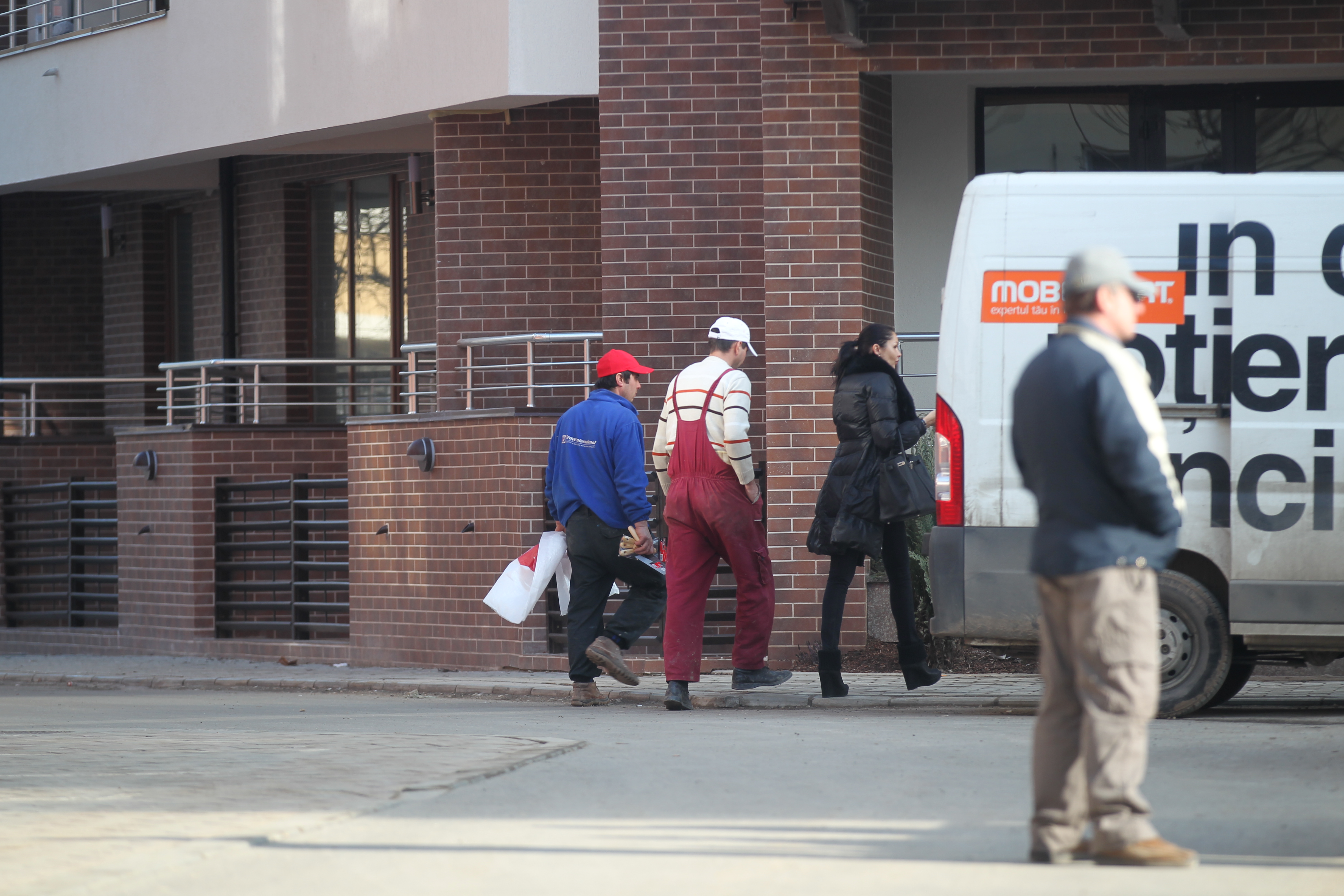 Ca un adevarat sef de santier, logodnica lui Ilie Nastase i-a condus pe muncitori in apartament