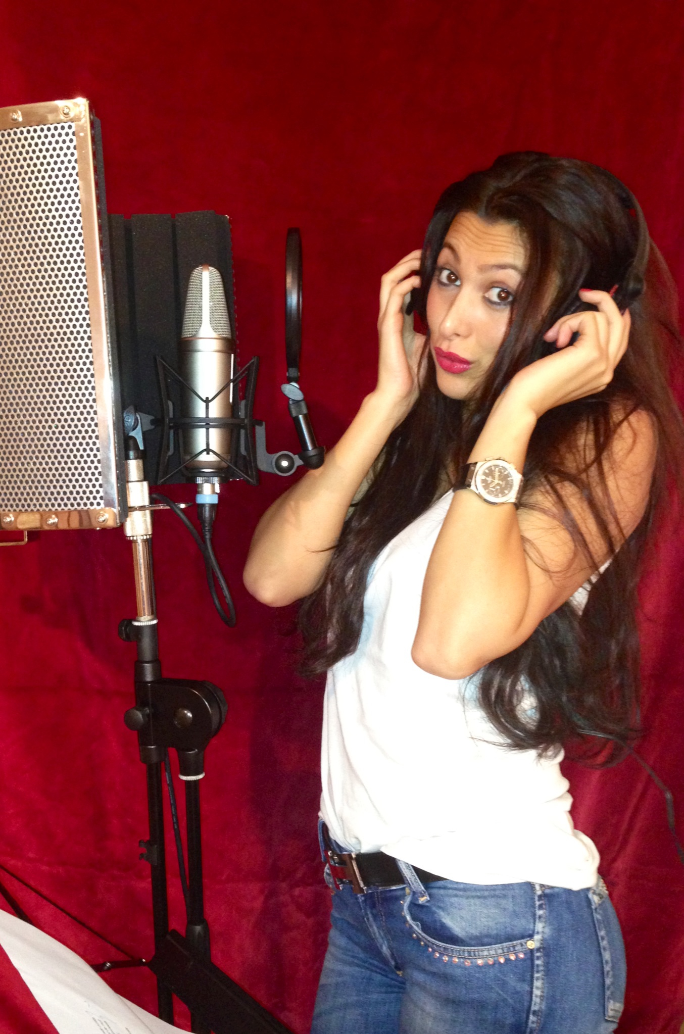 Bianca Jurca s-a inchis in studioul de inregistrari unde trage voci pentru cele doua piese de debut