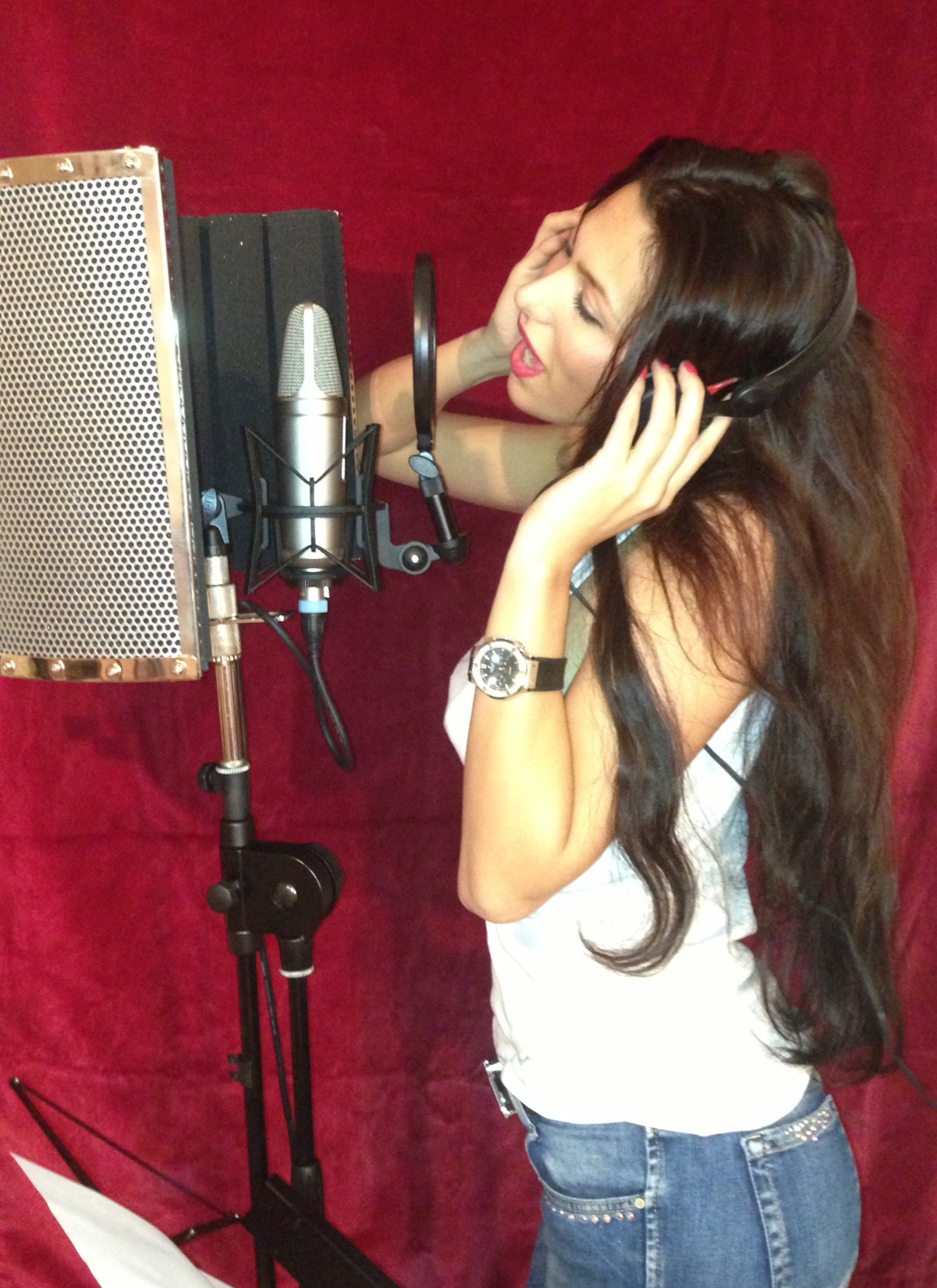 Bruneta spera ca peste doua saptamani sa lanseze primul ei single si sa semneze contractul cu o casa de discuri