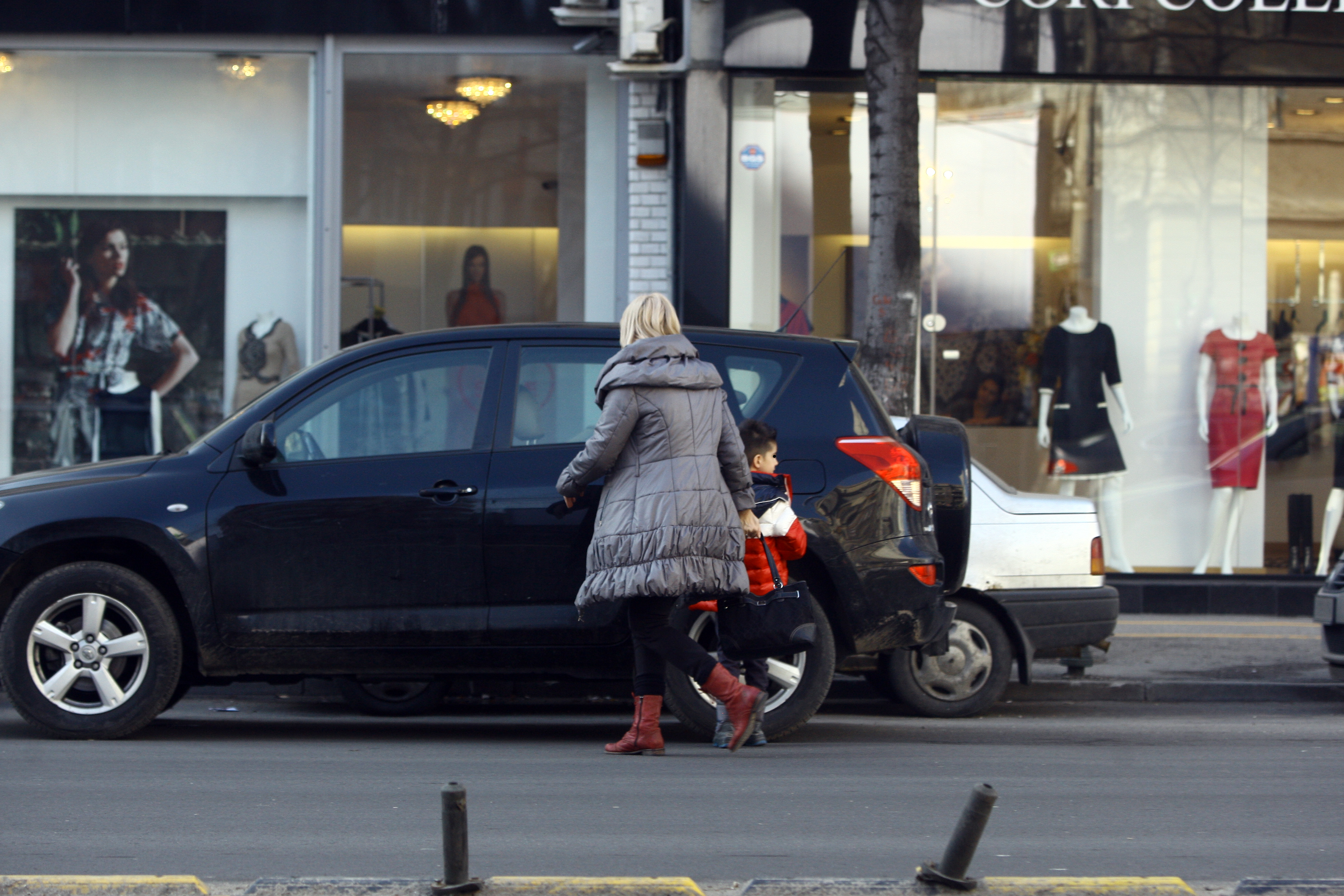 Ajunsi in fata masinii, Iuliana si-a lasat fiul sa se urce pe bancheta din spate pe partea stanga, in spatele soferului