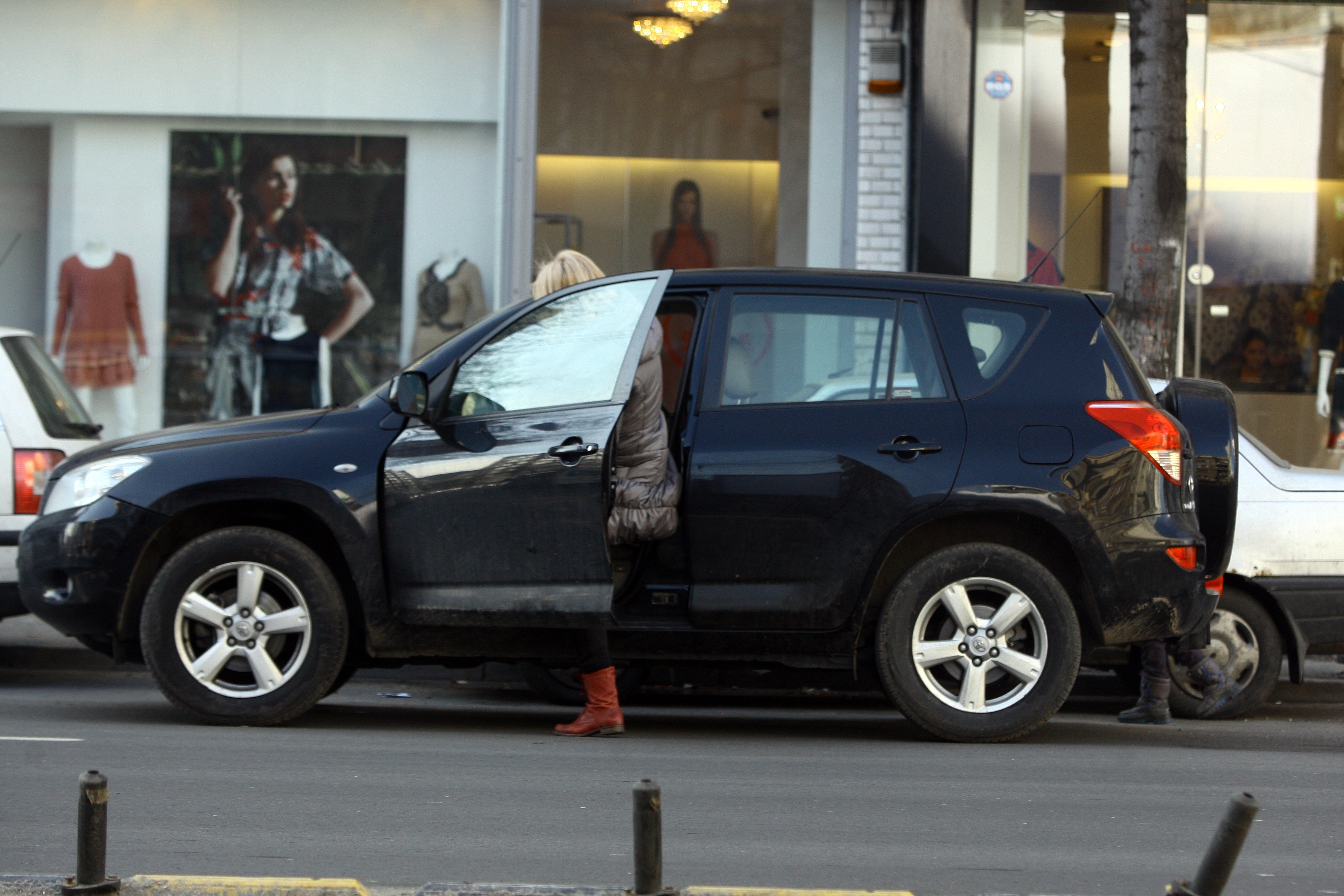 In secunda urmatoare, Iuliana s-a urcat in masina, convinsa fiind ca si baietelul va face la fel
