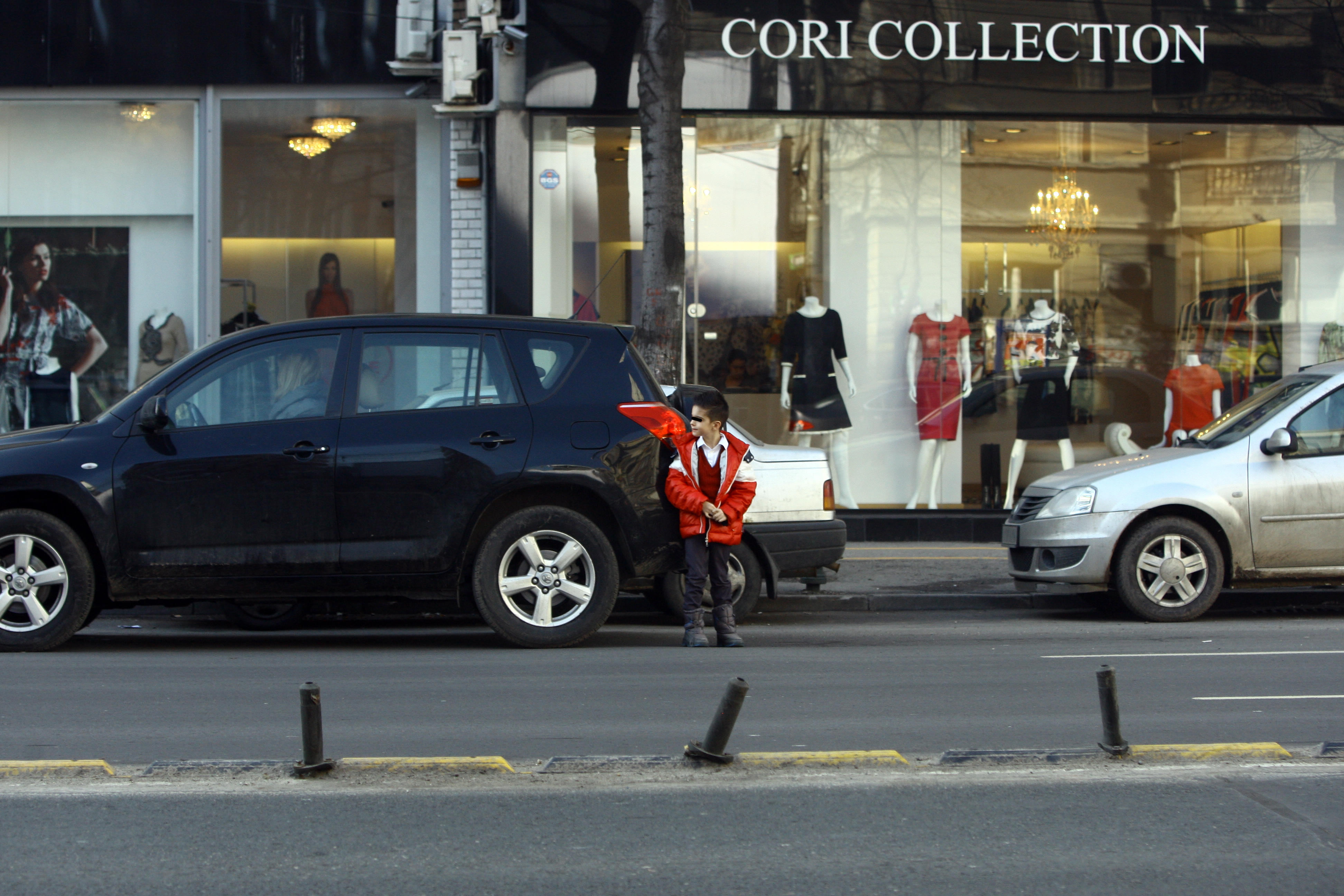 Copilul a fugit sa se urca prin partea dreapta, insa s-a razgandit si a venit inapoi, pe partea stanga, uitandu-se speriat in stanga si in dreapta daca nu cumva vin alte autoturisme