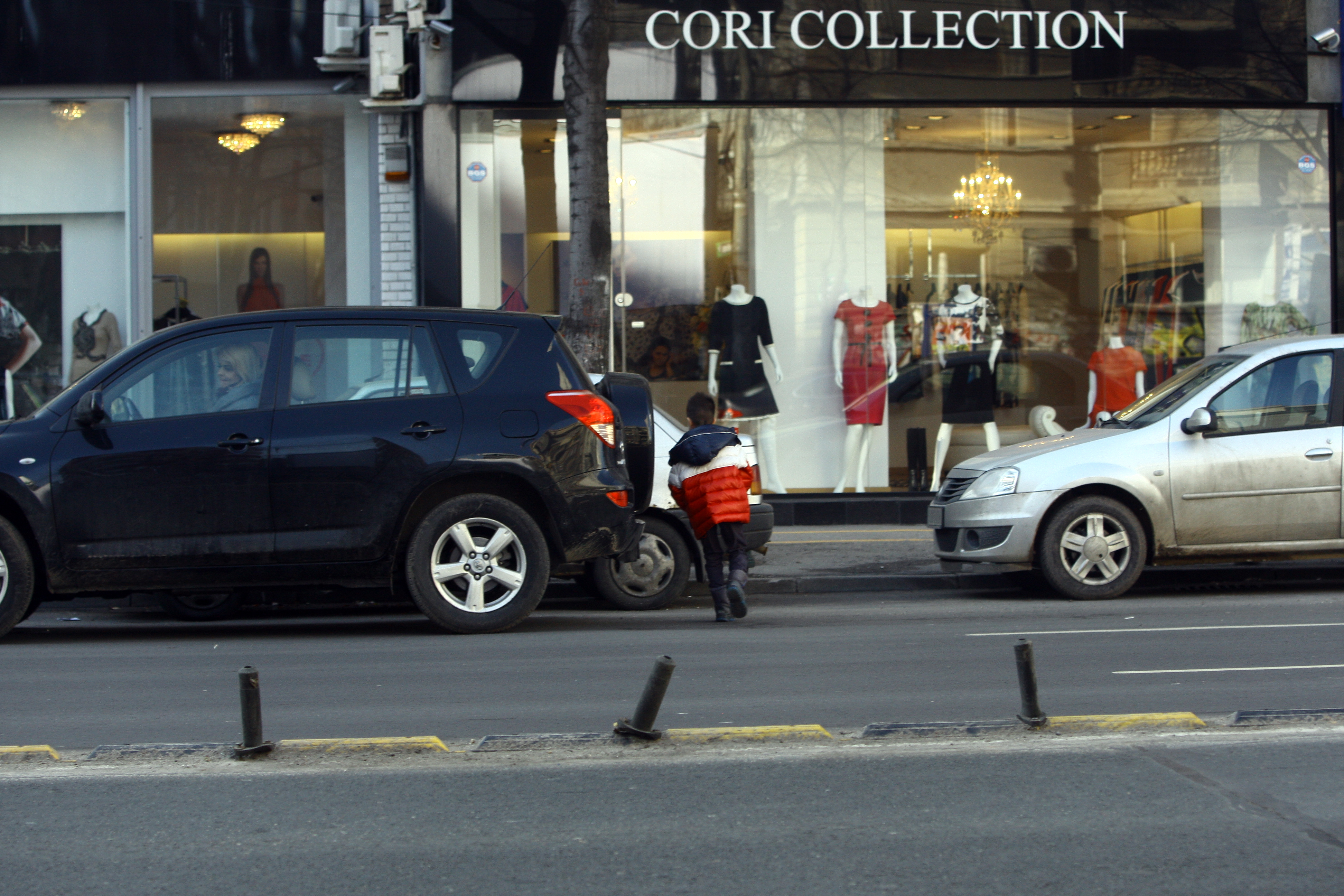 In cele din urma, baiatelul fuge din nou pe partea dreapta a masinii, pe langa trotuar