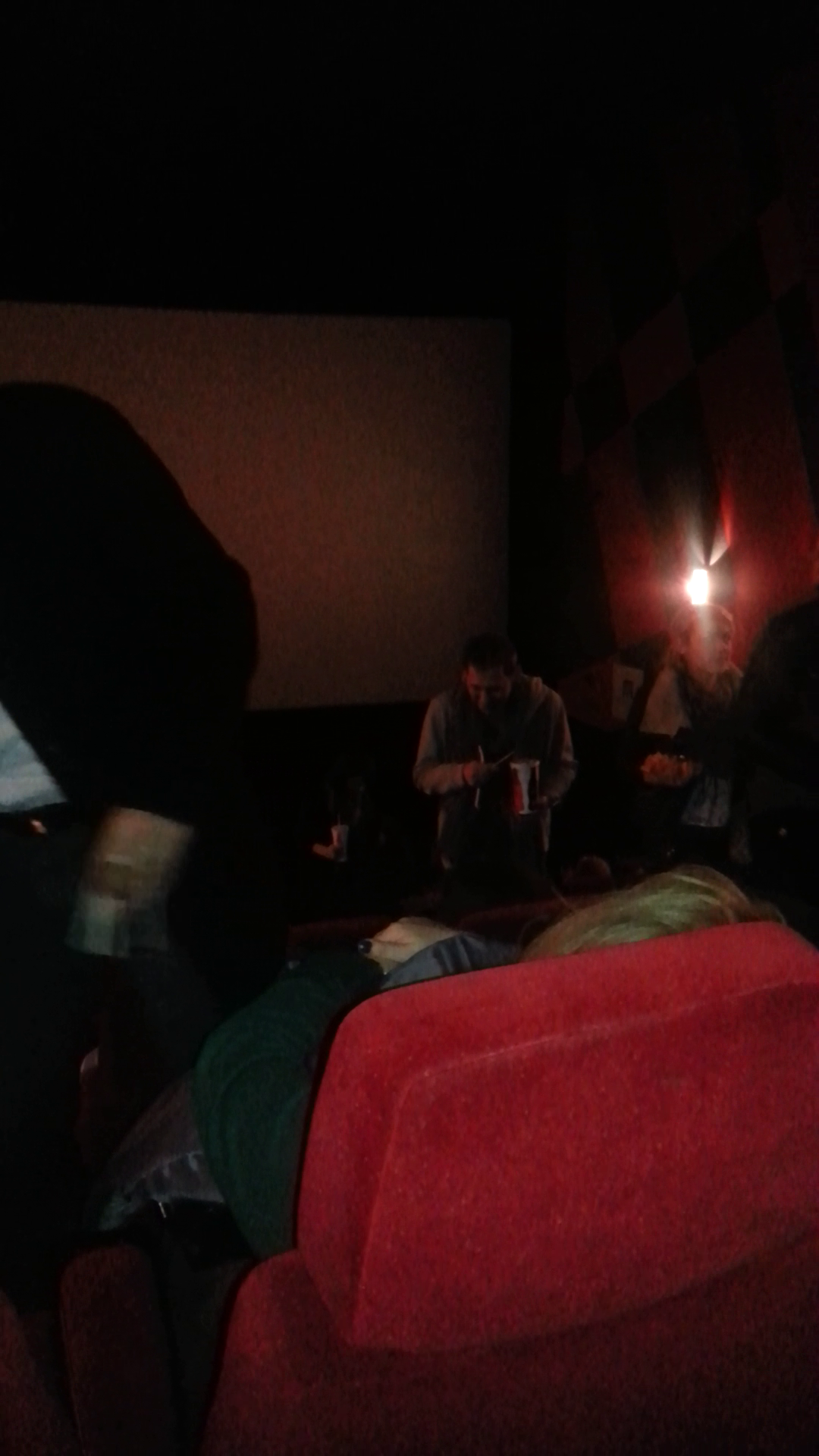 Prezentatorul TV s-a oprit pentru a vorbi cu o amica