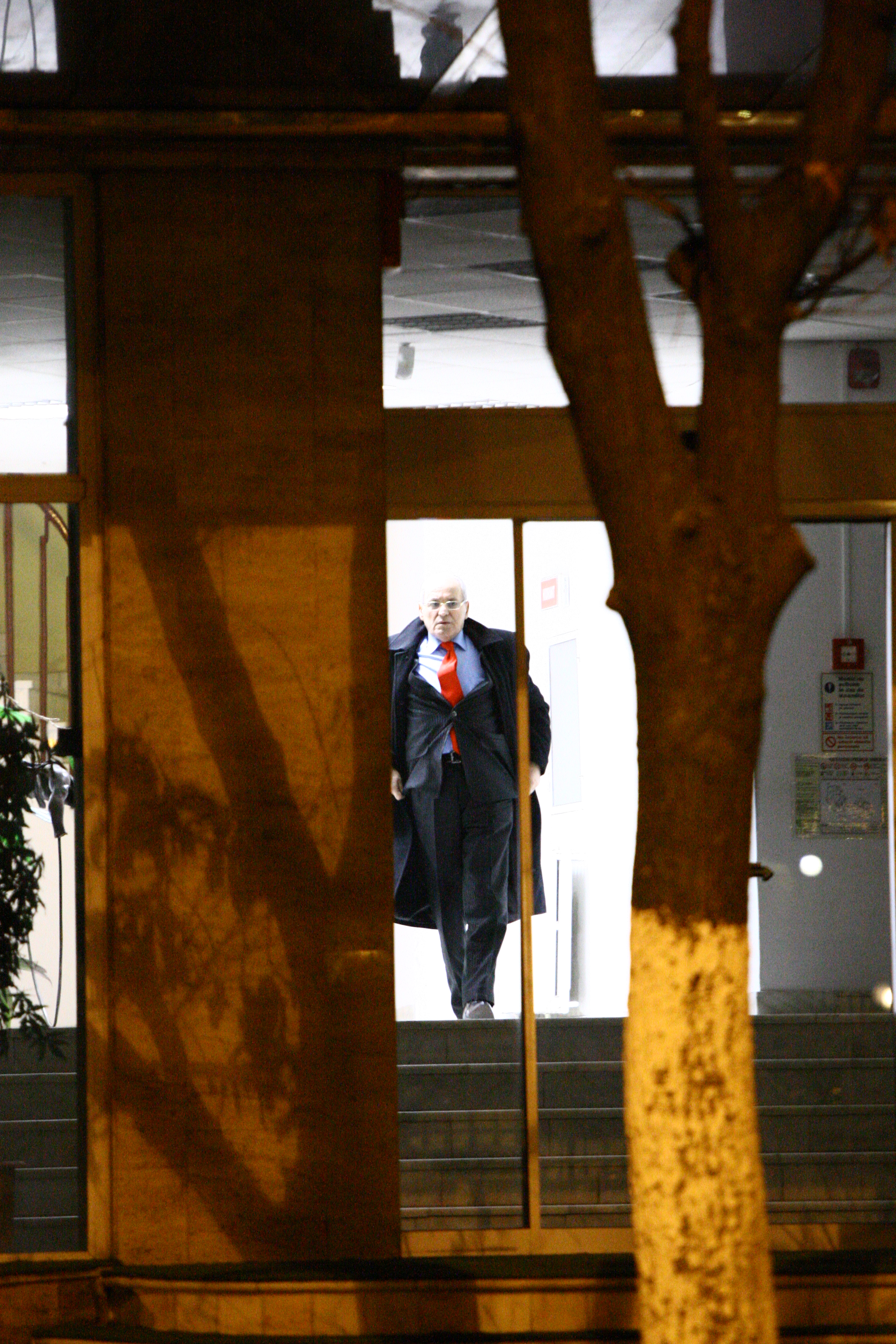 Dupa ce s-a asigurat ca totul este in perfecta ordine, artistul se indreapta spre receptia hotelului unde avea loc intalnirea