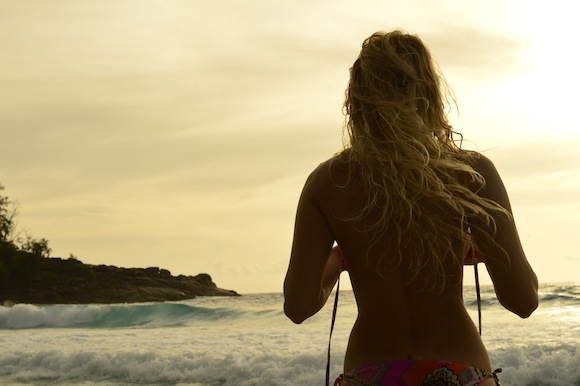 Imagini inedite cu Laura Cosoi din concediul ei de vis! Uite ce fericită e blondina la plajă, fără sutien!