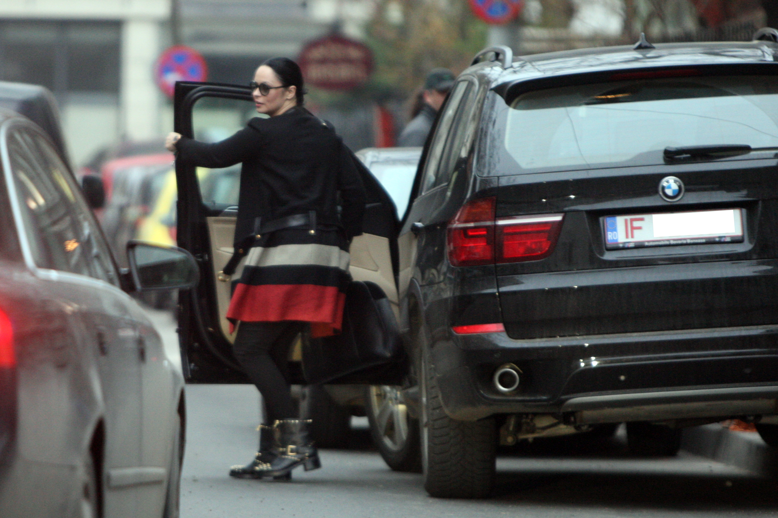 Andreea Marin a iesit din casa, pentru prima oara de la intoarcerea de la Dubai. Fosta Zana parea odihnita si destinsa