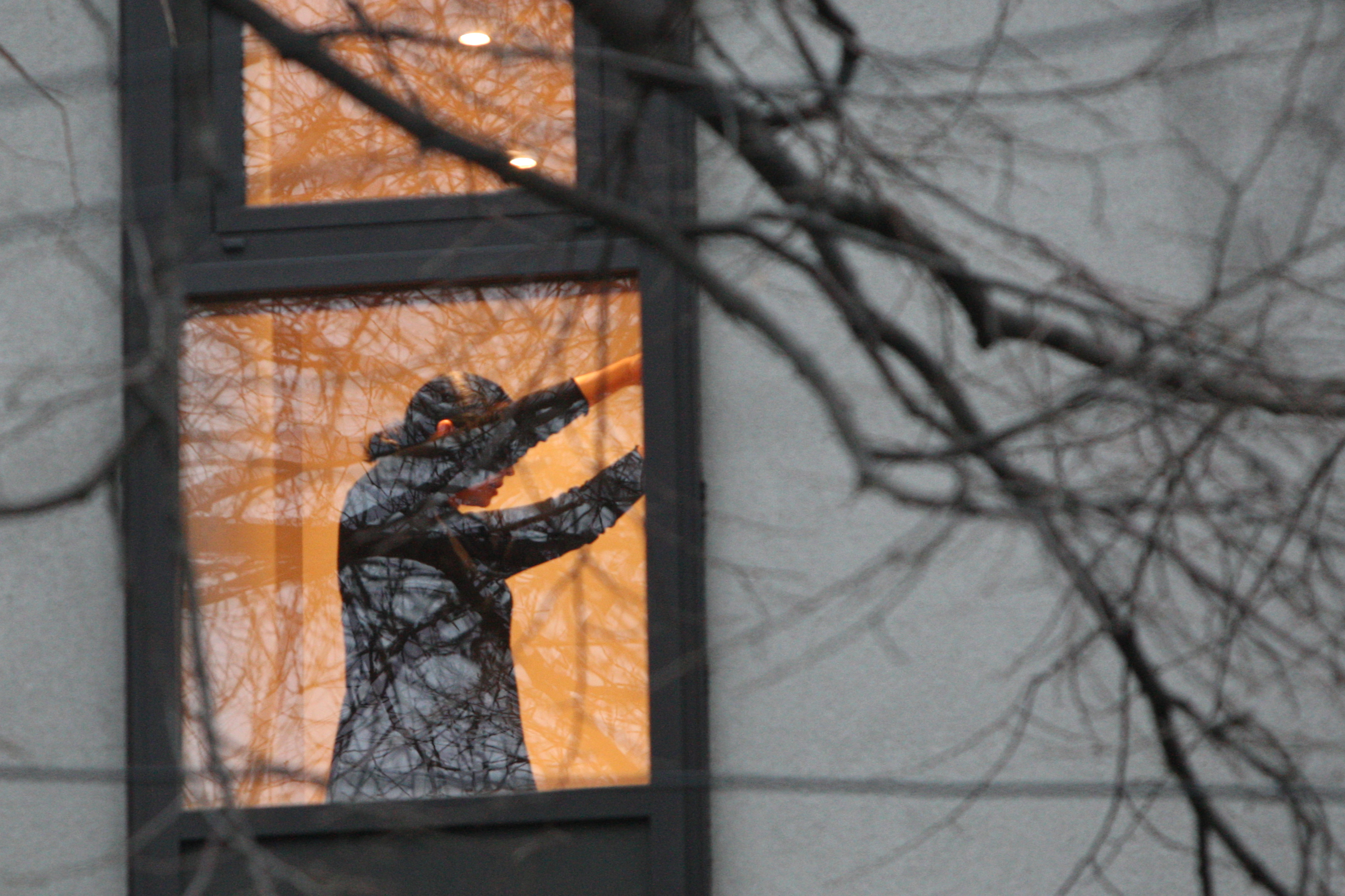 Ca sa se faca cat mai bine inteleasa, Andreea gesticuleaza larg