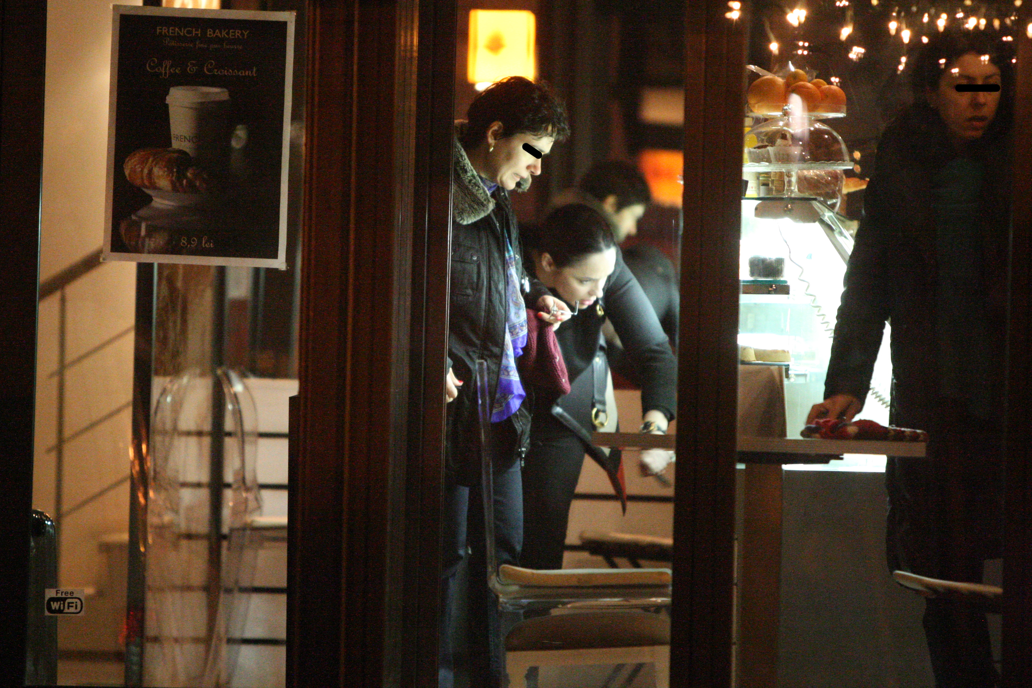 La finalul intalnirii, Andreea s-a oprit la o patiserie, unde a studiat cu atentie oferta, alegand probabil ceva usor, care sa nu intre in