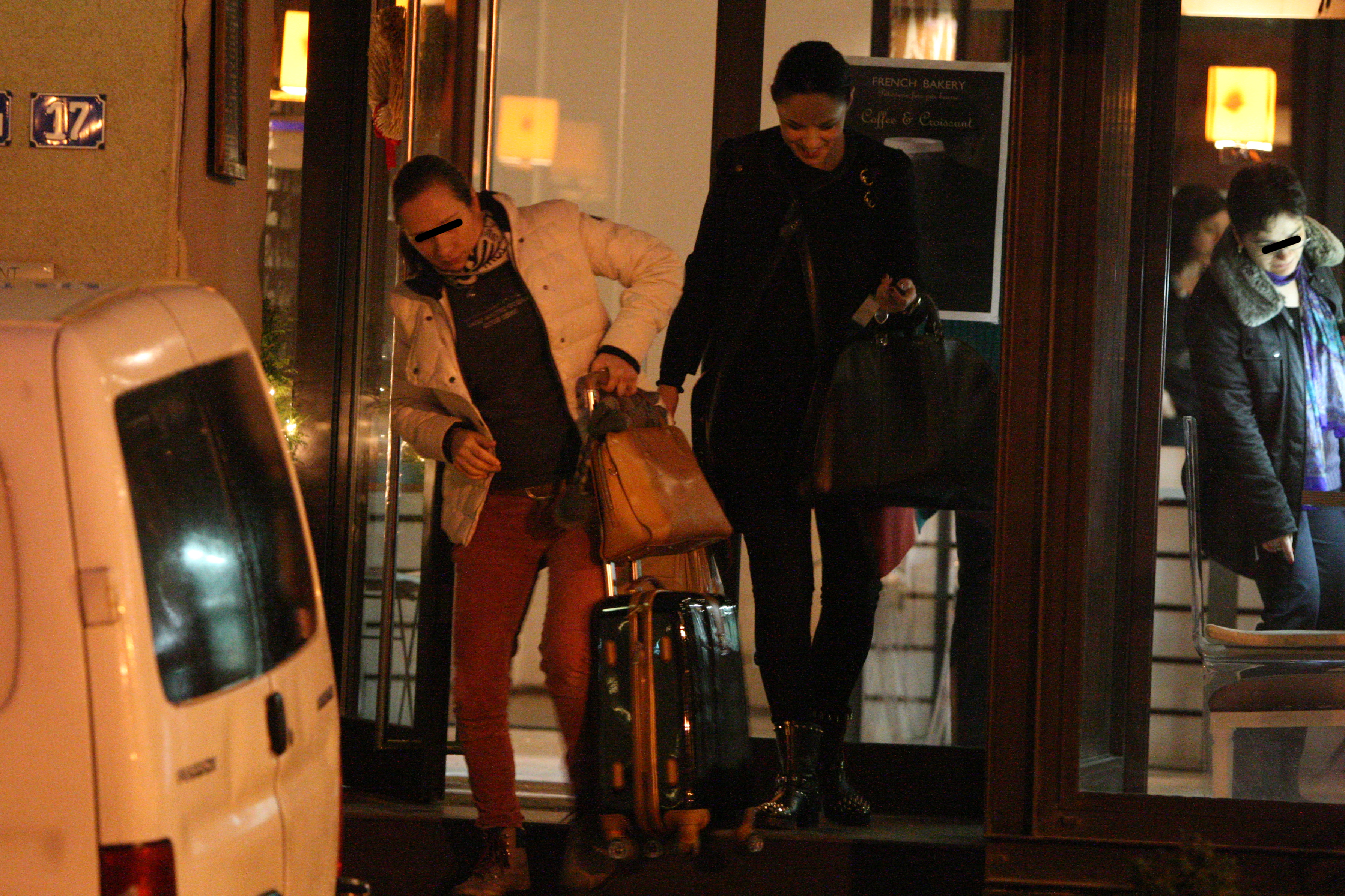 Intr-un tarziu, Andreea se desparte de amicele ei si pleaca multumita sprea casa, asa, ca dupa o zi plina, in care a facut tot ce si-a propus