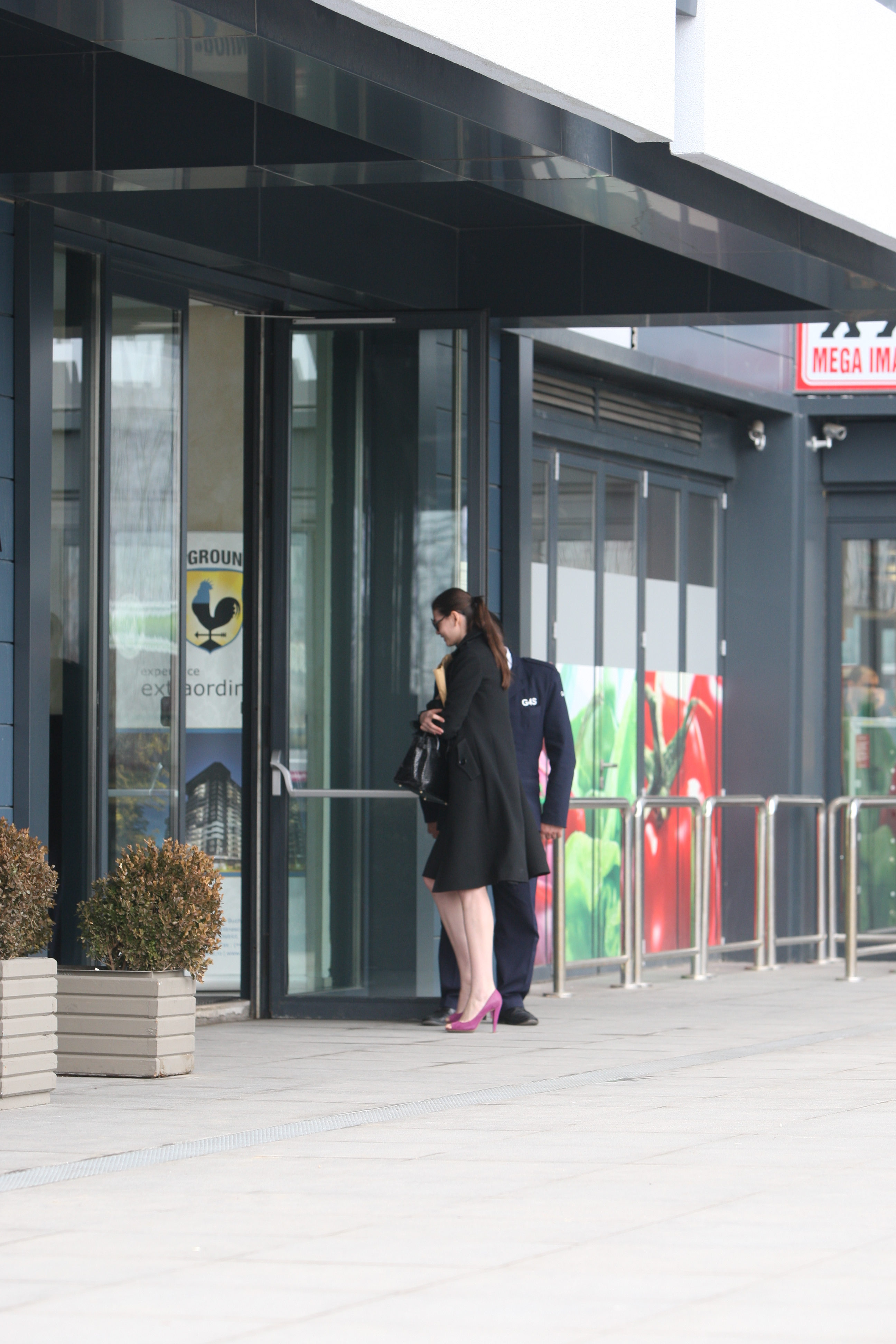 Moni i-a zambit lung portarului care a salutat-o si i-a deschis usa pentru a intra in bloc