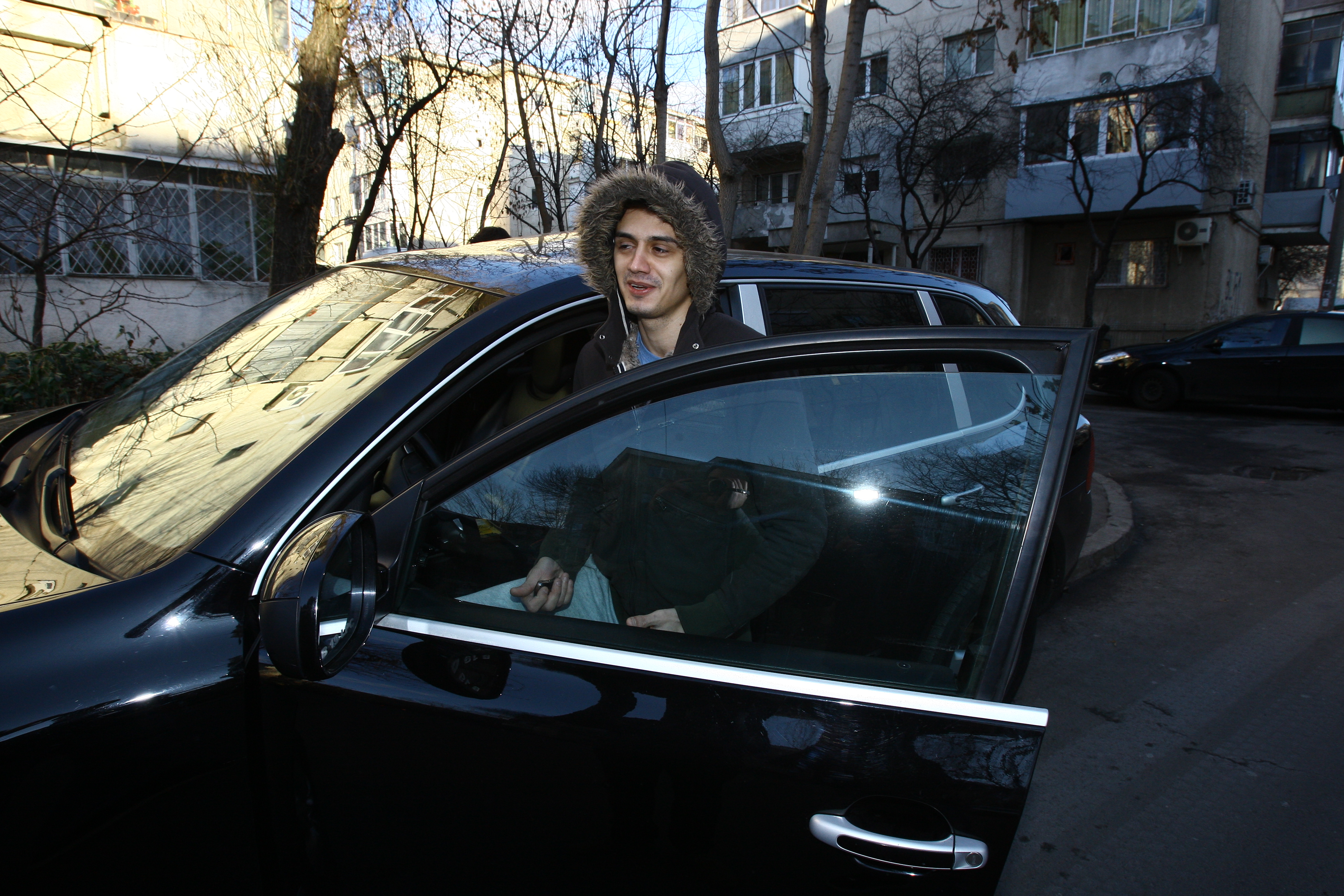 Razvan se grabeste sa ajunga mai repede acasa la Oana si Marty