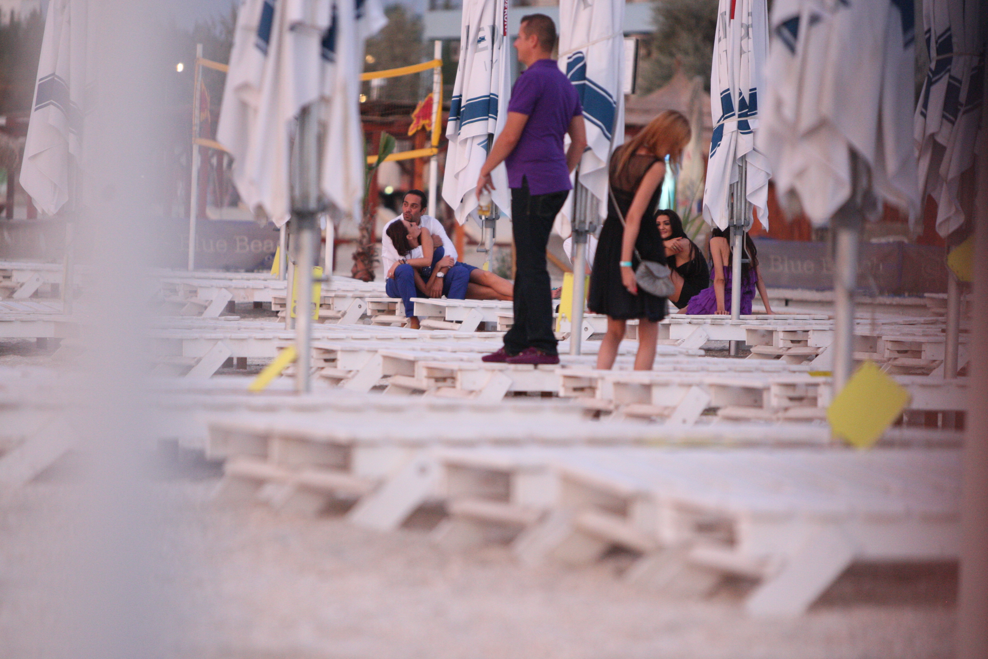 In vara, la mare, fara sa stie ca sunt fotografiati, cei doi s-au comportat ca un cuplu veritabil de indragostiti